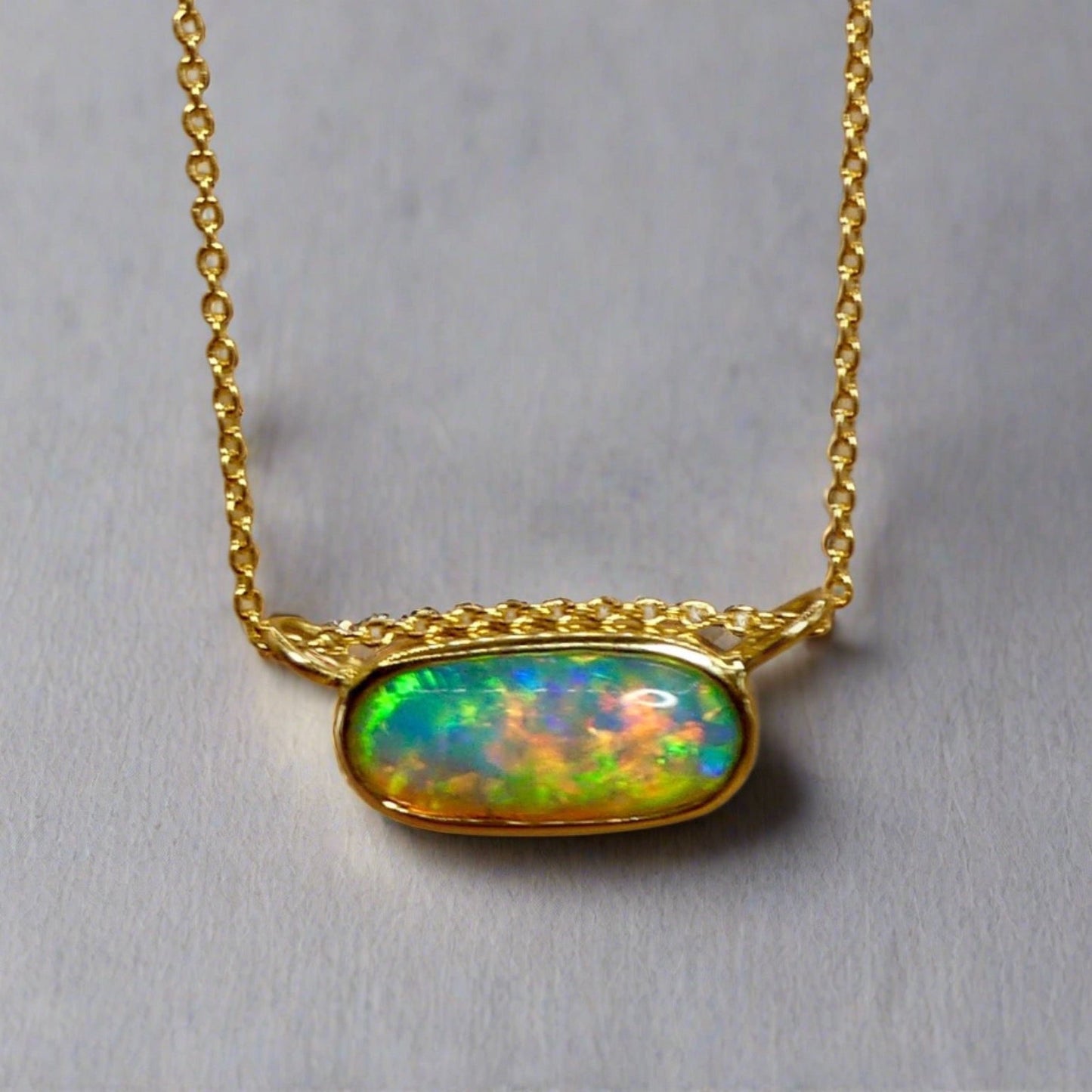 Experience the brilliance of our 18k Gold Australian Crystal Opal Pendant. Ethically mined from Coober Pedy, Australia, this opal is a stunning representation of the outback's natural beauty
Origin- Coober Pedy Australia
Opal Weight- 3ct Australian Crystal Opal
Setting- 18k Gold Bezel Set
Chain- 18k Gold Cable, 45cm in Length
Handcrafted and designed by Australian Artisans