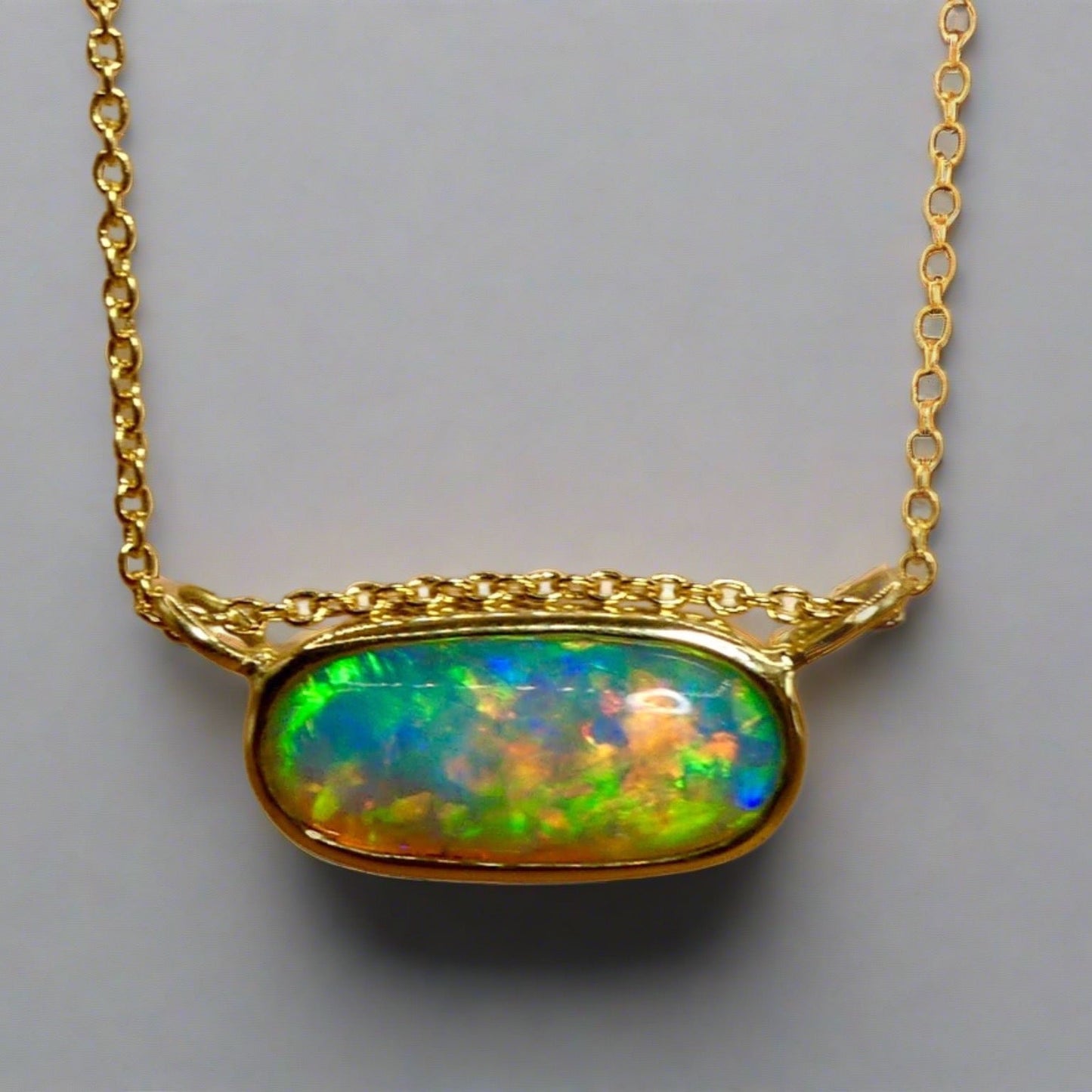 Experience the brilliance of our 18k Gold Australian Crystal Opal Pendant. Ethically mined from Coober Pedy, Australia, this opal is a stunning representation of the outback's natural beauty
Origin- Coober Pedy Australia
Opal Weight- 3ct Australian Crystal Opal
Setting- 18k Gold Bezel Set
Chain- 18k Gold Cable, 45cm in Length
Handcrafted and designed by Australian Artisans