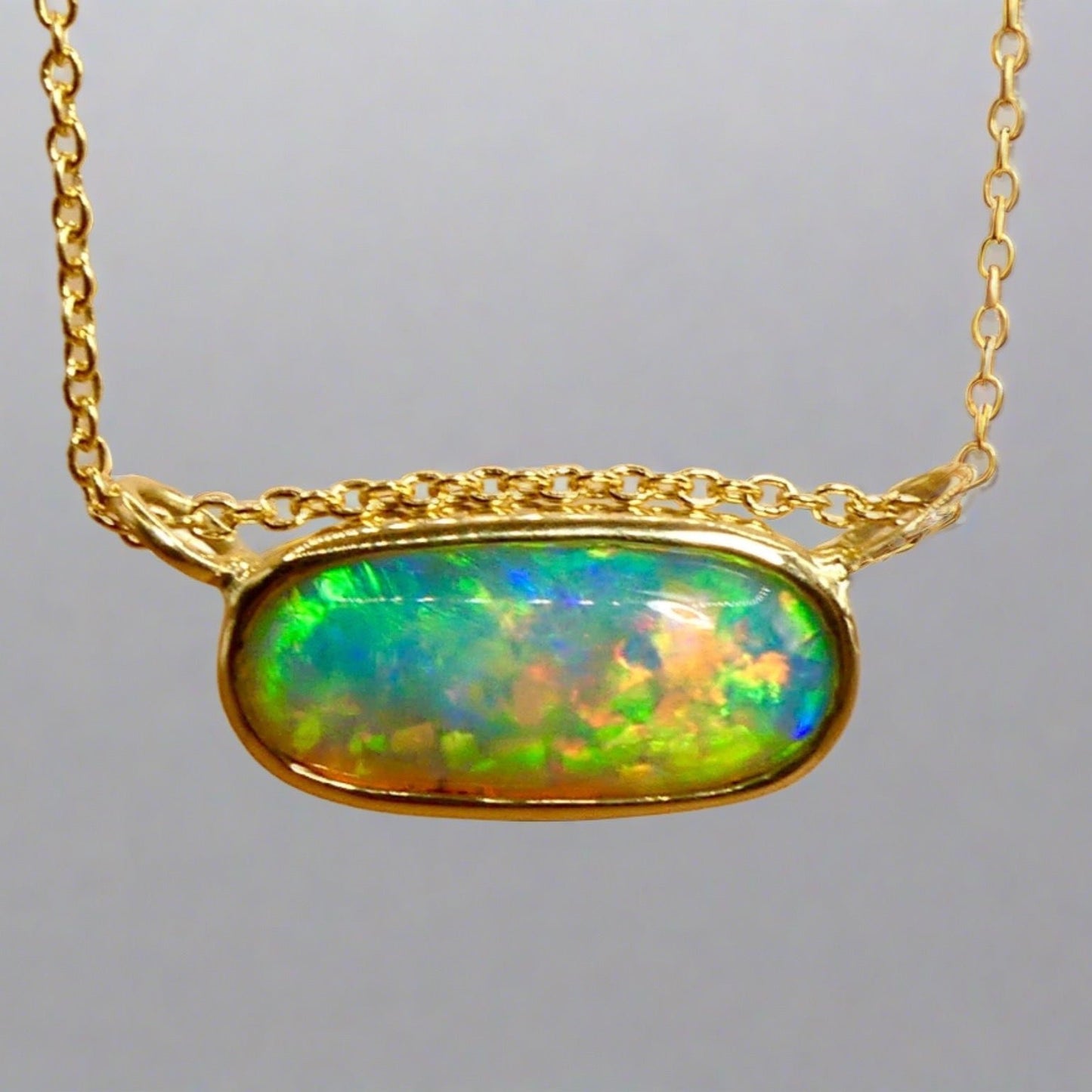 Experience the brilliance of our 18k Gold Australian Crystal Opal Pendant. Ethically mined from Coober Pedy, Australia, this opal is a stunning representation of the outback's natural beauty
Origin- Coober Pedy Australia
Opal Weight- 3ct Australian Crystal Opal
Setting- 18k Gold Bezel Set
Chain- 18k Gold Cable, 45cm in Length
Handcrafted and designed by Australian Artisans