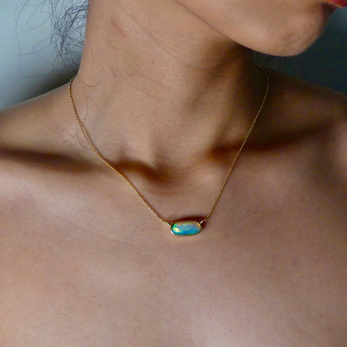 Experience the brilliance of our 18k Gold Australian Crystal Opal Pendant. Ethically mined from Coober Pedy, Australia, this opal is a stunning representation of the outback's natural beauty
Origin- Coober Pedy Australia
Opal Weight- 3ct Australian Crystal Opal
Setting- 18k Gold Bezel Set
Chain- 18k Gold Cable, 45cm in Length
Handcrafted and designed by Australian Artisans