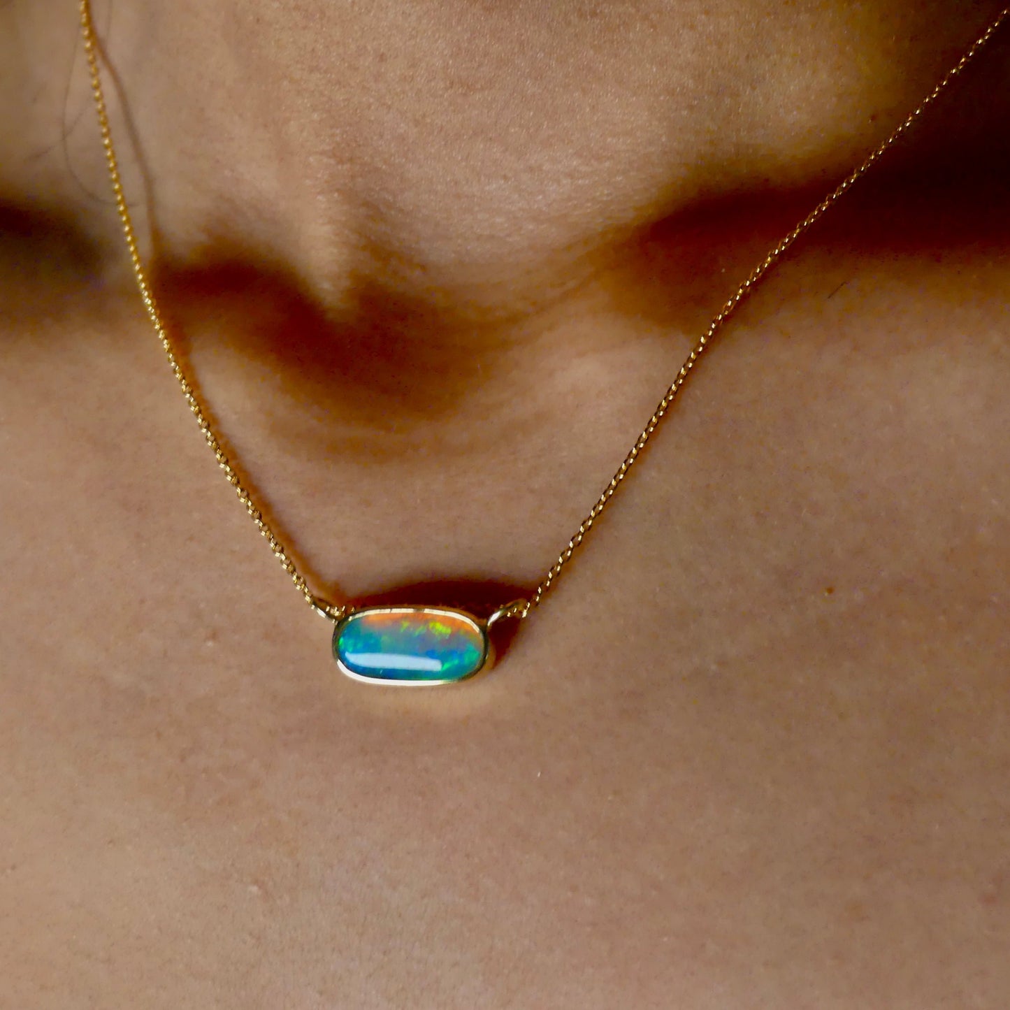 Experience the brilliance of our 18k Gold Australian Crystal Opal Pendant. Ethically mined from Coober Pedy, Australia, this opal is a stunning representation of the outback's natural beauty
Origin- Coober Pedy Australia
Opal Weight- 3ct Australian Crystal Opal
Setting- 18k Gold Bezel Set
Chain- 18k Gold Cable, 45cm in Length
Handcrafted and designed by Australian Artisans