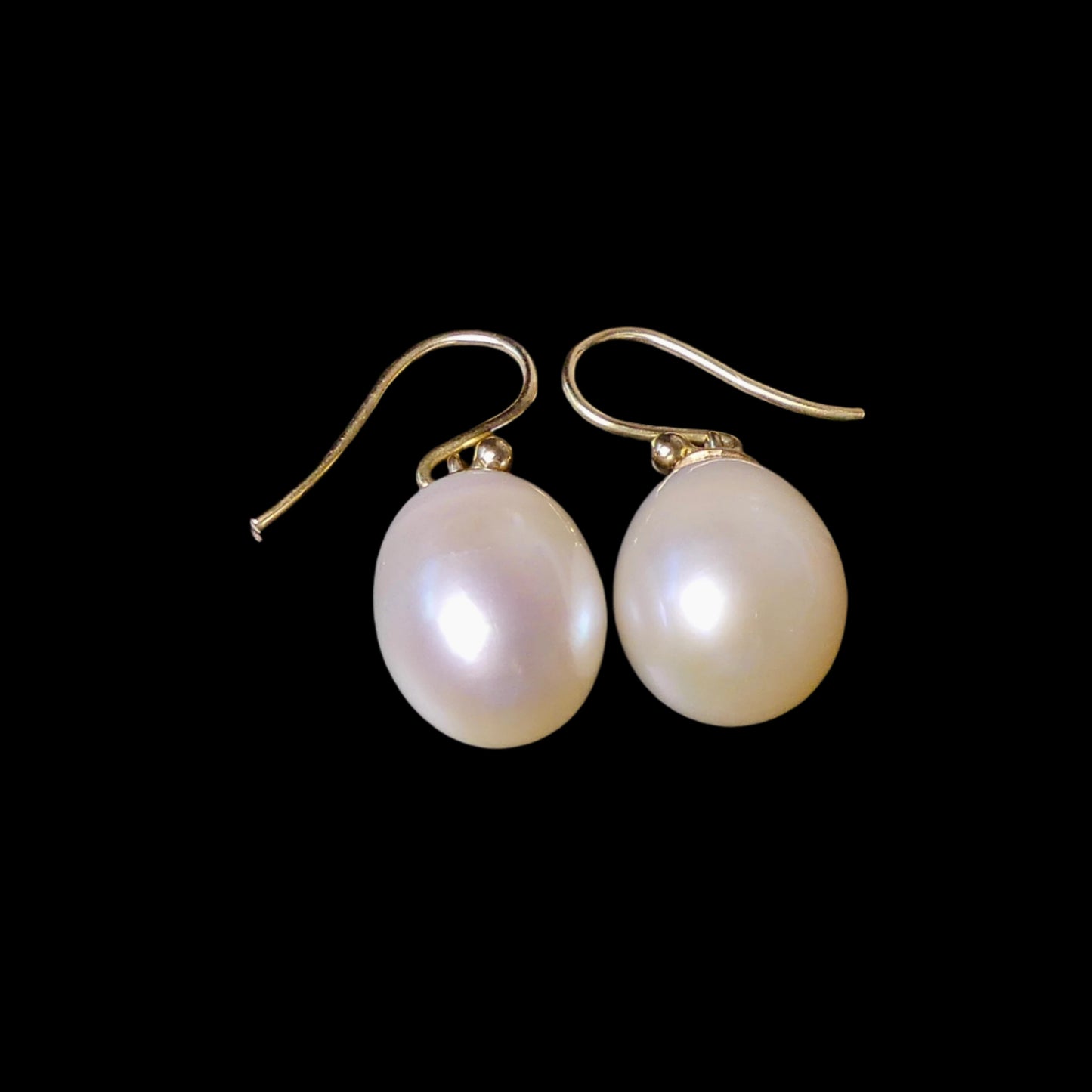 Crafted from 9k gold, these Broome pearl drop earrings showcase exceptional quality and refined design. The natural iridescence of the pearls complements the warm gold setting, offering a balanced and sophisticated accessory. Ideal for those who appreciate expert craftsmanship and timeless elegance.