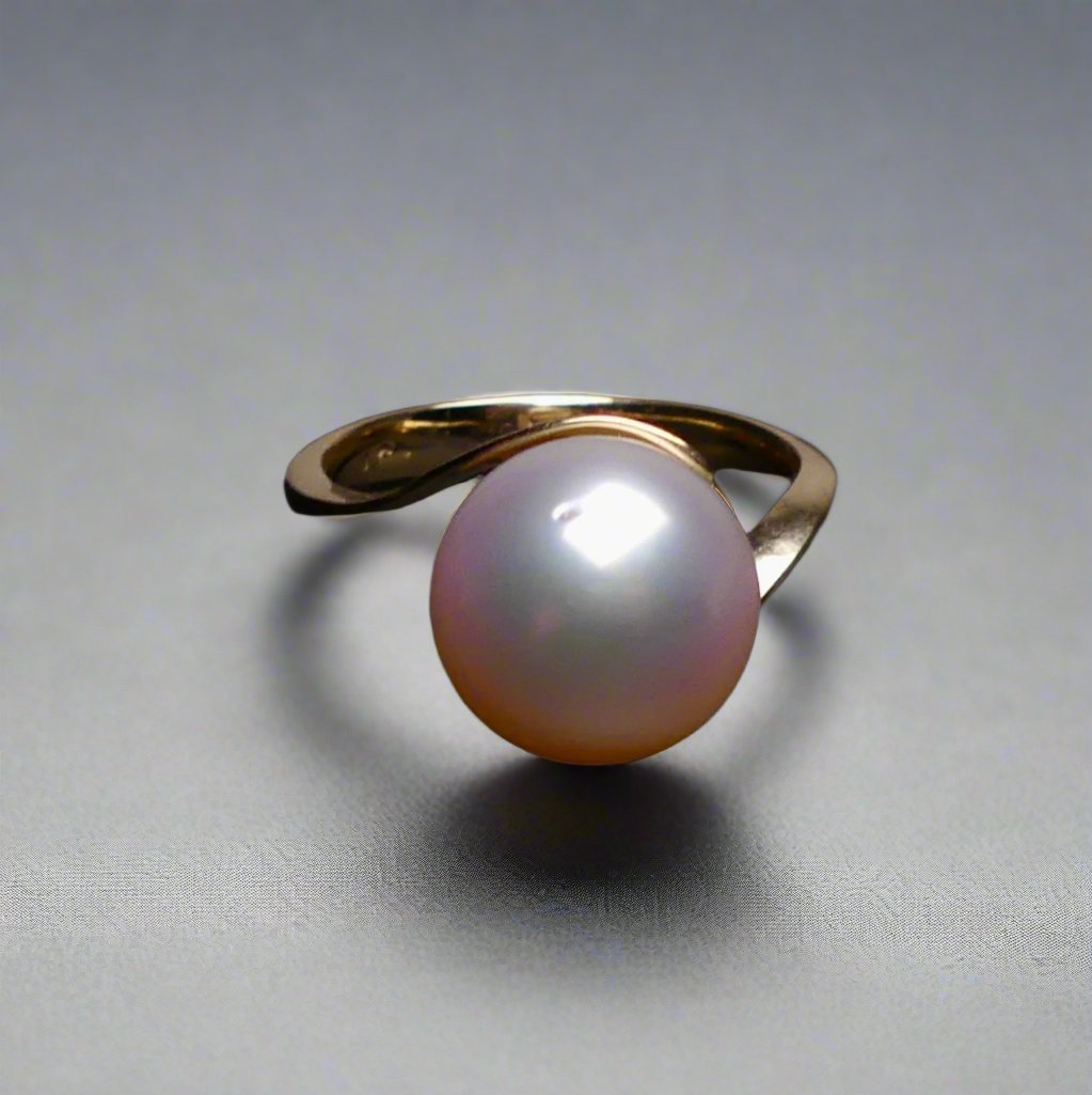 Expertly crafted and adorned with a lustrous South Sea pearl, this 14k gold ring exudes elegance and sophistication. Each pearl is hand-selected for its stunning size and natural colors, making each ring one-of-a-kind. Elevate any outfit with this timeless and luxurious piece.

Pearl- South Sea

Size- 11mm

Luster- AAA/AA

Setting- 14k Gold Handcrafted

Size- 7us

Handcrafted By Australian Artisans.
