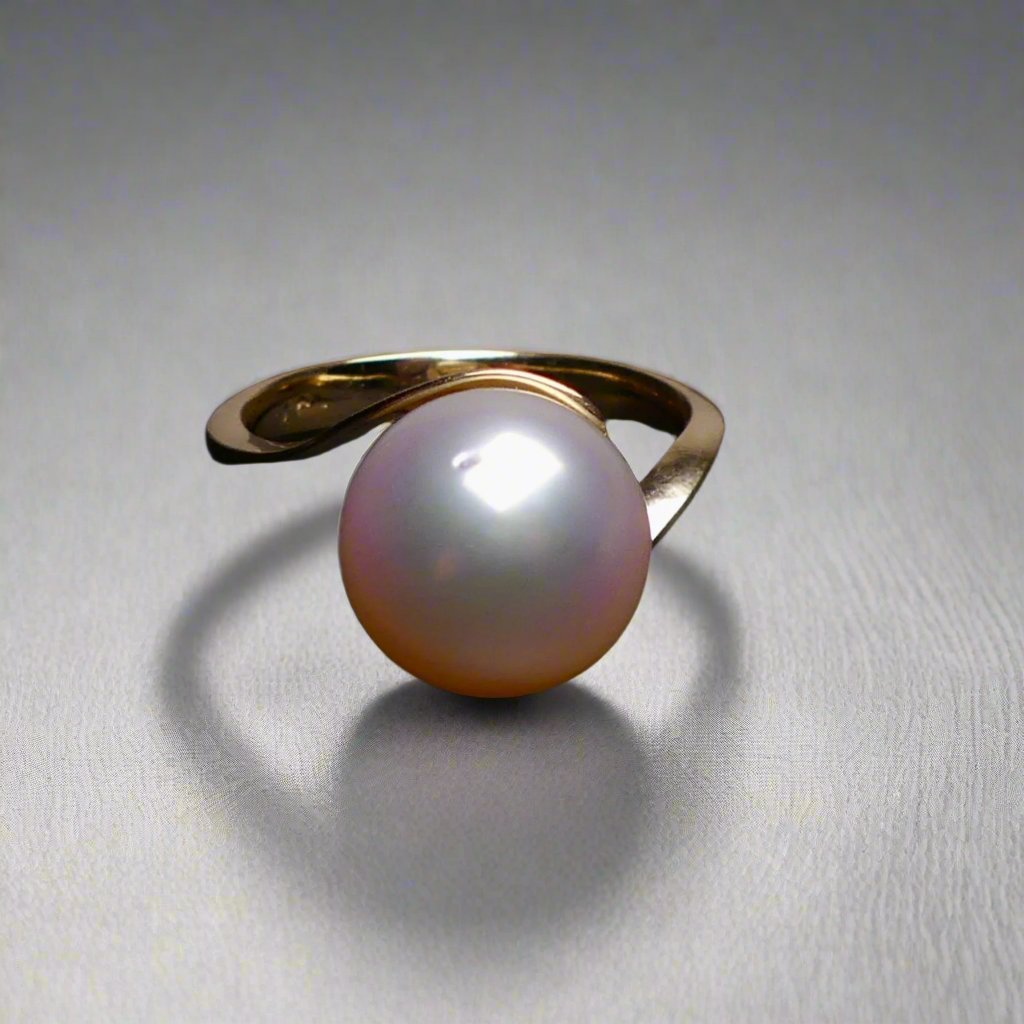 Expertly crafted and adorned with a lustrous South Sea pearl, this 14k gold ring exudes elegance and sophistication. Each pearl is hand-selected for its stunning size and natural colors, making each ring one-of-a-kind. Elevate any outfit with this timeless and luxurious piece.

Pearl- South Sea

Size- 11mm

Luster- AAA/AA

Setting- 14k Gold Handcrafted

Size- 7us

Handcrafted By Australian Artisans.
