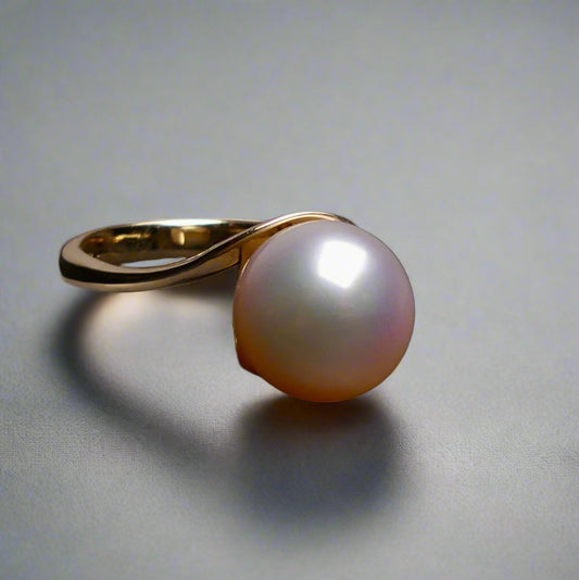 Expertly crafted and adorned with a lustrous South Sea pearl, this 14k gold ring exudes elegance and sophistication. Each pearl is hand-selected for its stunning size and natural colors, making each ring one-of-a-kind. Elevate any outfit with this timeless and luxurious piece.

Pearl- South Sea

Size- 11mm

Luster- AAA/AA

Setting- 14k Gold Handcrafted

Size- 7us

Handcrafted By Australian Artisans.
