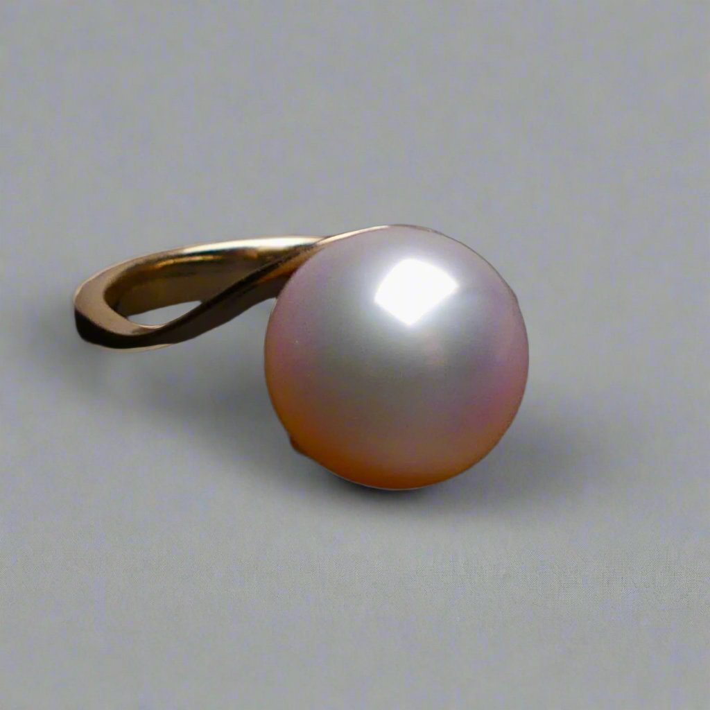 Expertly crafted and adorned with a lustrous South Sea pearl, this 14k gold ring exudes elegance and sophistication. Each pearl is hand-selected for its stunning size and natural colors, making each ring one-of-a-kind. Elevate any outfit with this timeless and luxurious piece.

Pearl- South Sea

Size- 11mm

Luster- AAA/AA

Setting- 14k Gold Handcrafted

Size- 7us

Handcrafted By Australian Artisans.
