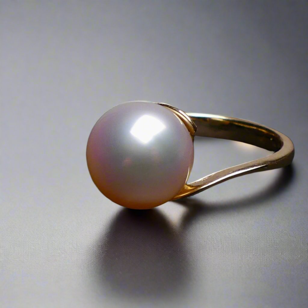 Expertly crafted and adorned with a lustrous South Sea pearl, this 14k gold ring exudes elegance and sophistication. Each pearl is hand-selected for its stunning size and natural colors, making each ring one-of-a-kind. Elevate any outfit with this timeless and luxurious piece.

Pearl- South Sea

Size- 11mm

Luster- AAA/AA

Setting- 14k Gold Handcrafted

Size- 7us

Handcrafted By Australian Artisans.
