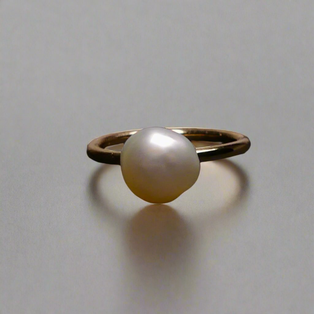 Handcrafted with a lustrous Keshi pearl, this 9k gold ring exudes elegance and sophistication. The unique shape of the pearl adds a touch of individuality, making it a stunning addition to any ensemble. Elevate your look with this luxurious and timeless piece.

Pearl- Keshi Saltwater Pearl

Setting- 9k Gold Handcrafted

Size- 5 1/4us

Handcrafted By Australian Artisans