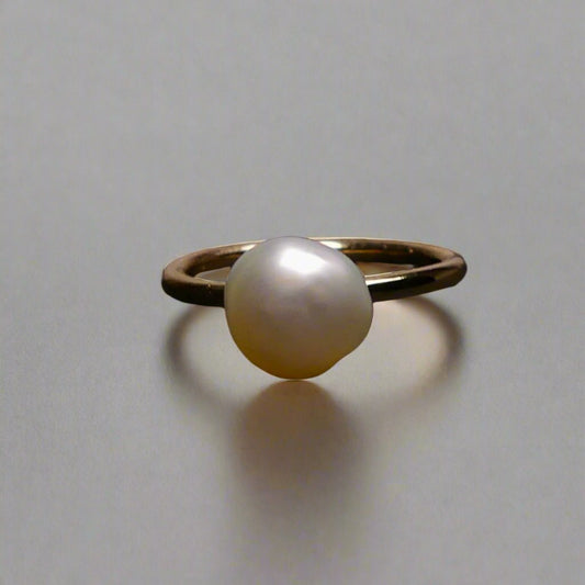 Handcrafted with a lustrous Keshi pearl, this 9k gold ring exudes elegance and sophistication. The unique shape of the pearl adds a touch of individuality, making it a stunning addition to any ensemble. Elevate your look with this luxurious and timeless piece.

Pearl- Keshi Saltwater Pearl

Setting- 9k Gold Handcrafted

Size- 5 1/4us

Handcrafted By Australian Artisans
