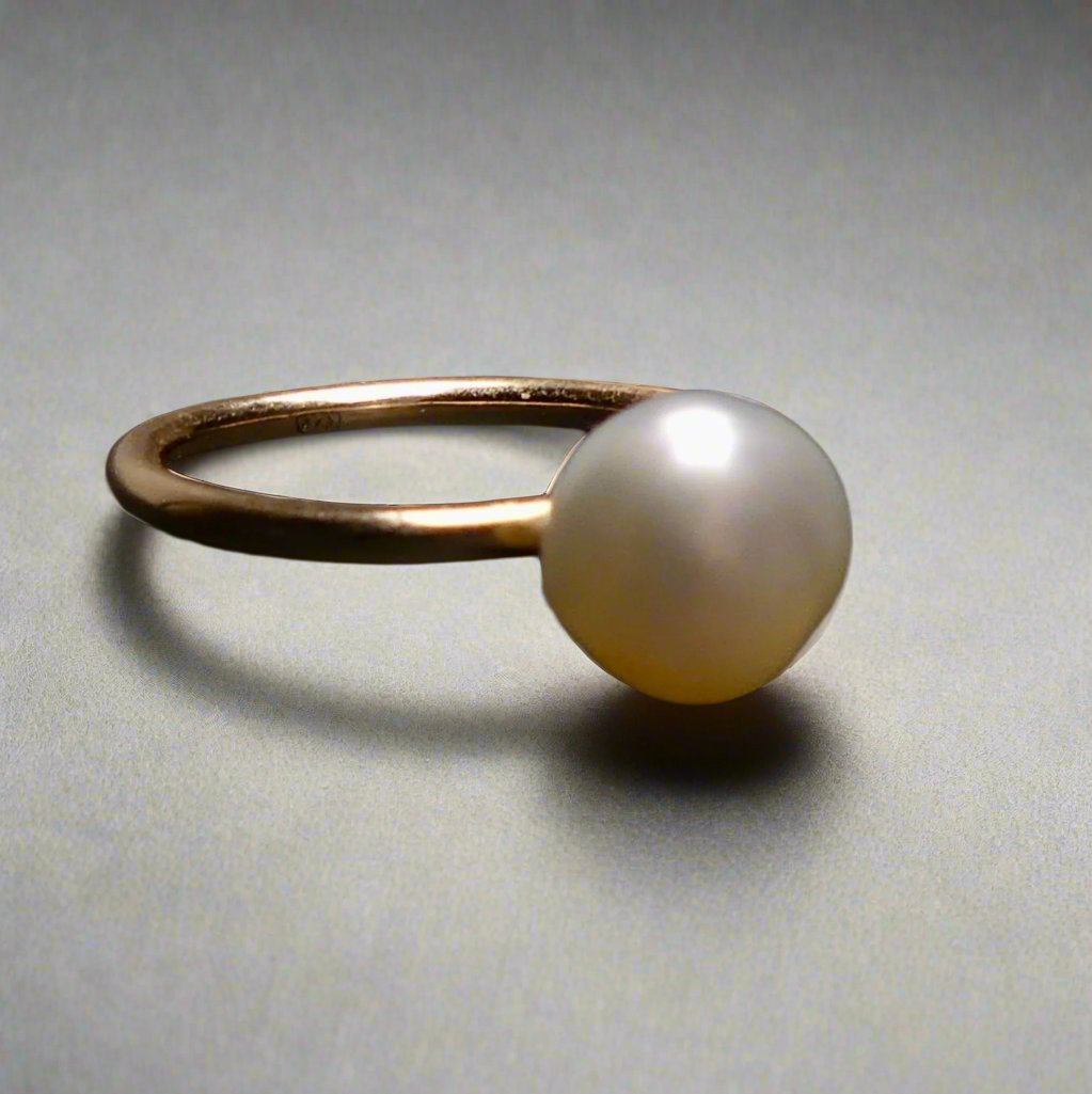 Handcrafted with a lustrous Keshi pearl, this 9k gold ring exudes elegance and sophistication. The unique shape of the pearl adds a touch of individuality, making it a stunning addition to any ensemble. Elevate your look with this luxurious and timeless piece.

Pearl- Keshi Saltwater Pearl

Setting- 9k Gold Handcrafted

Size- 5 1/4us

Handcrafted By Australian Artisans