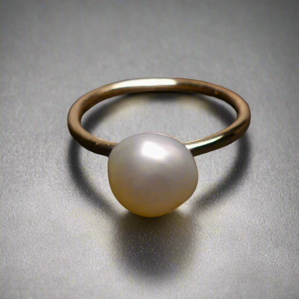 Handcrafted with a lustrous Keshi pearl, this 9k gold ring exudes elegance and sophistication. The unique shape of the pearl adds a touch of individuality, making it a stunning addition to any ensemble. Elevate your look with this luxurious and timeless piece.

Pearl- Keshi Saltwater Pearl

Setting- 9k Gold Handcrafted

Size- 5 1/4us

Handcrafted By Australian Artisans