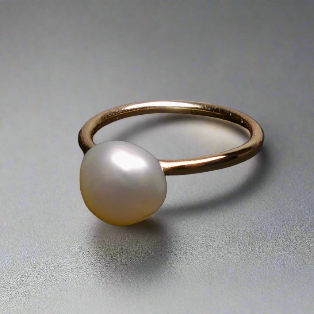 Handcrafted with a lustrous Keshi pearl, this 9k gold ring exudes elegance and sophistication. The unique shape of the pearl adds a touch of individuality, making it a stunning addition to any ensemble. Elevate your look with this luxurious and timeless piece.

Pearl- Keshi Saltwater Pearl

Setting- 9k Gold Handcrafted

Size- 5 1/4us

Handcrafted By Australian Artisans