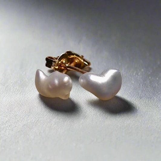 Elevate any outfit with our Elegant Keshi Pear 9k Gold Earrings. Crafted with expert precision and featuring stunningly unique Keshi pearls, these earrings are the perfect blend of timeless elegance and modern luxury. Add a touch of sophistication to your look.

Pearl- Keshi Saltwater Pearl

Setting- Handcrafted 9k Gold Stud Earrings

Handcrafted By Australian Artisans