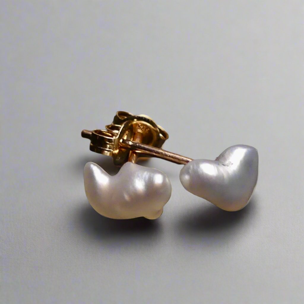 Elevate any outfit with our Elegant Keshi Pear 9k Gold Earrings. Crafted with expert precision and featuring stunningly unique Keshi pearls, these earrings are the perfect blend of timeless elegance and modern luxury. Add a touch of sophistication to your look.

Pearl- Keshi Saltwater Pearl

Setting- Handcrafted 9k Gold Stud Earrings

Handcrafted By Australian Artisans