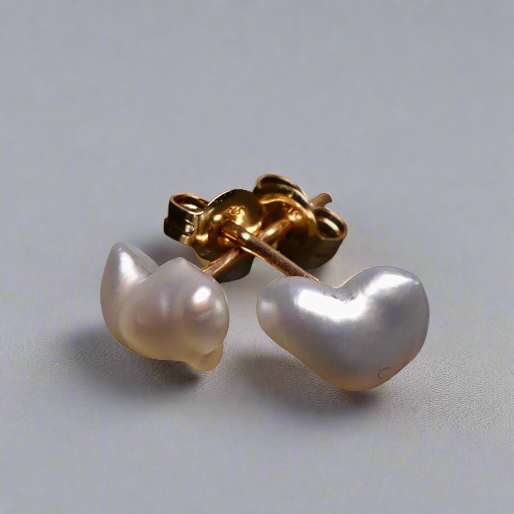 Elevate any outfit with our Elegant Keshi Pear 9k Gold Earrings. Crafted with expert precision and featuring stunningly unique Keshi pearls, these earrings are the perfect blend of timeless elegance and modern luxury. Add a touch of sophistication to your look.

Pearl- Keshi Saltwater Pearl

Setting- Handcrafted 9k Gold Stud Earrings

Handcrafted By Australian Artisans