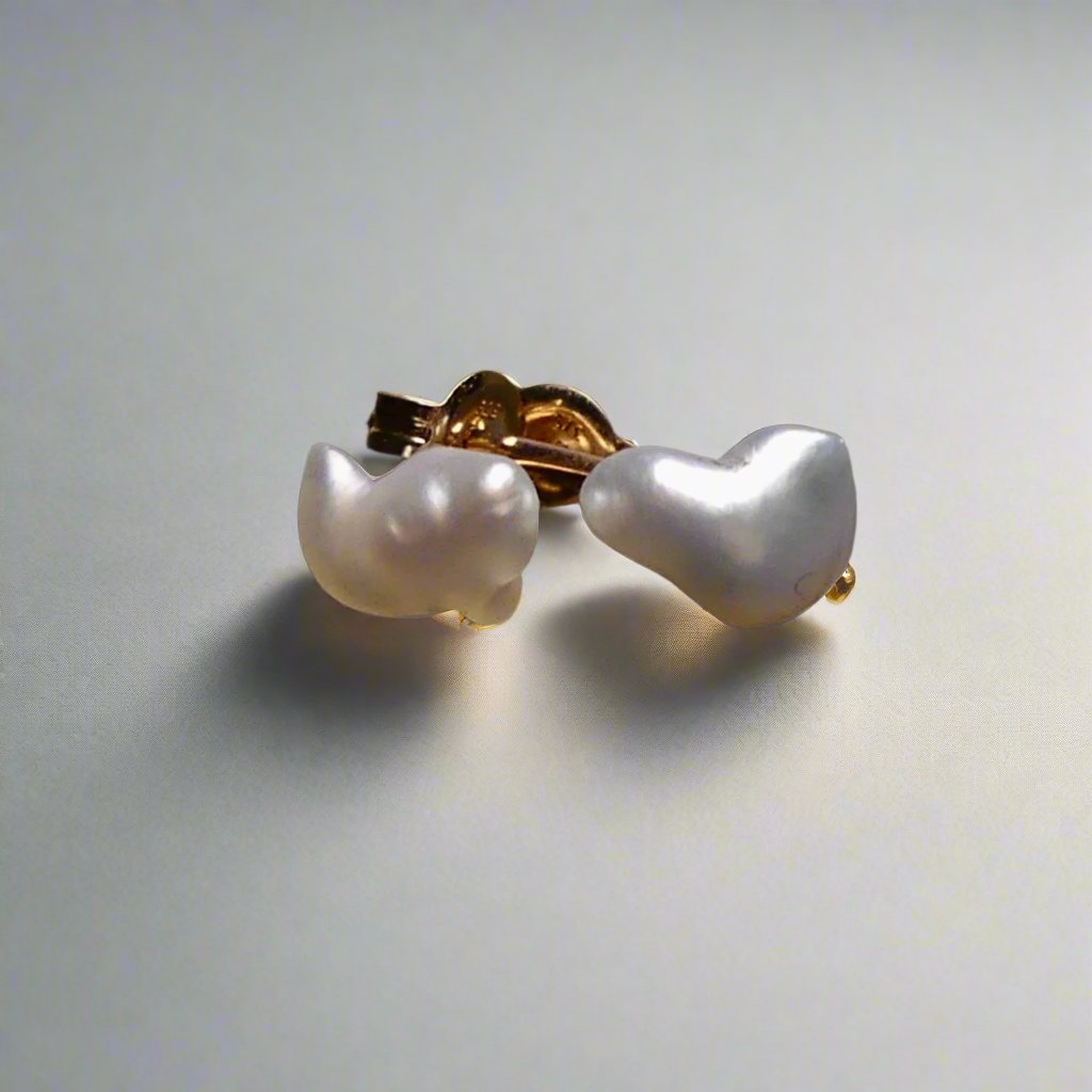 Elevate any outfit with our Elegant Keshi Pear 9k Gold Earrings. Crafted with expert precision and featuring stunningly unique Keshi pearls, these earrings are the perfect blend of timeless elegance and modern luxury. Add a touch of sophistication to your look.

Pearl- Keshi Saltwater Pearl

Setting- Handcrafted 9k Gold Stud Earrings

Handcrafted By Australian Artisans