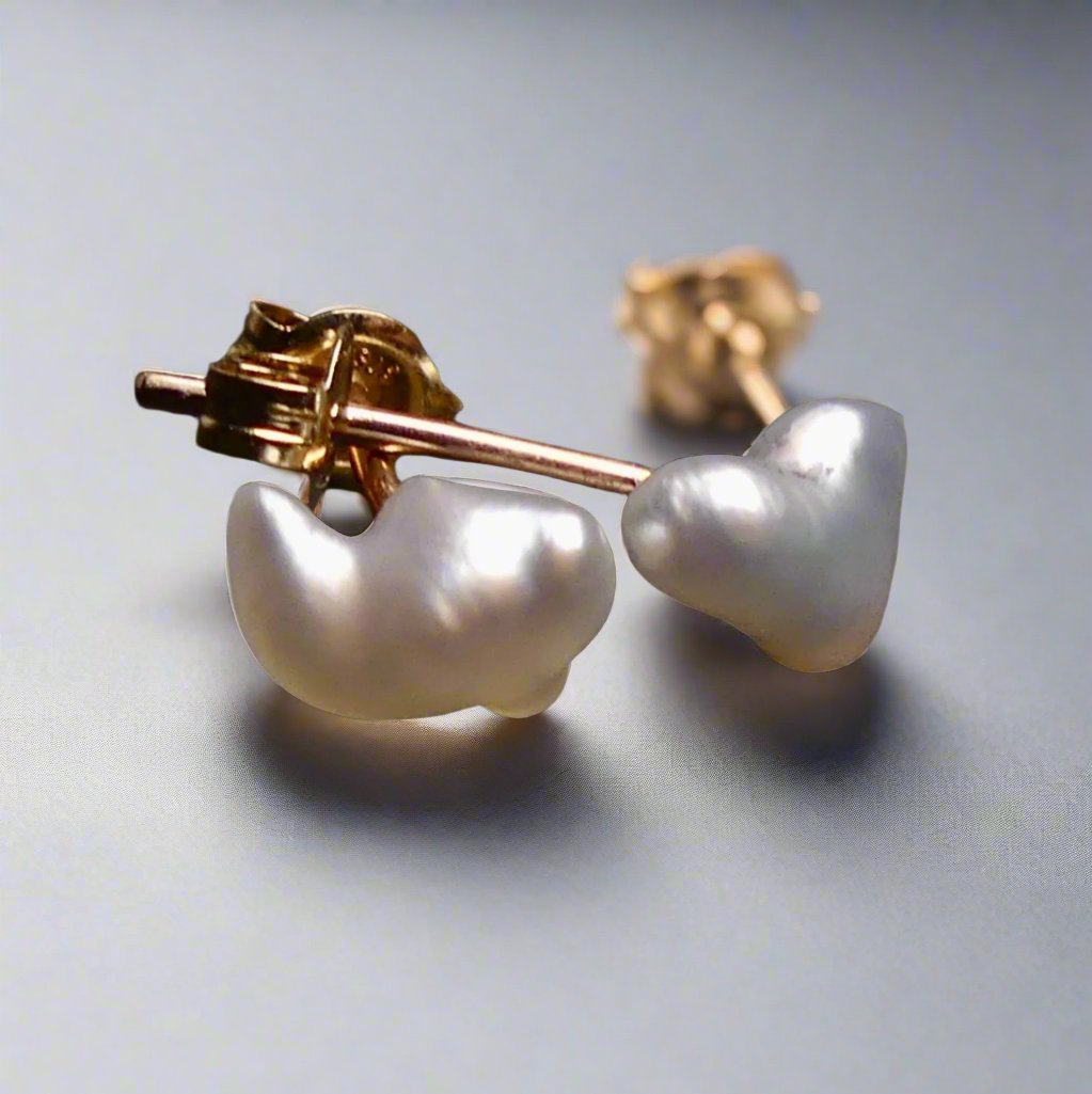 Elevate any outfit with our Elegant Keshi Pear 9k Gold Earrings. Crafted with expert precision and featuring stunningly unique Keshi pearls, these earrings are the perfect blend of timeless elegance and modern luxury. Add a touch of sophistication to your look.

Pearl- Keshi Saltwater Pearl

Setting- Handcrafted 9k Gold Stud Earrings

Handcrafted By Australian Artisans
