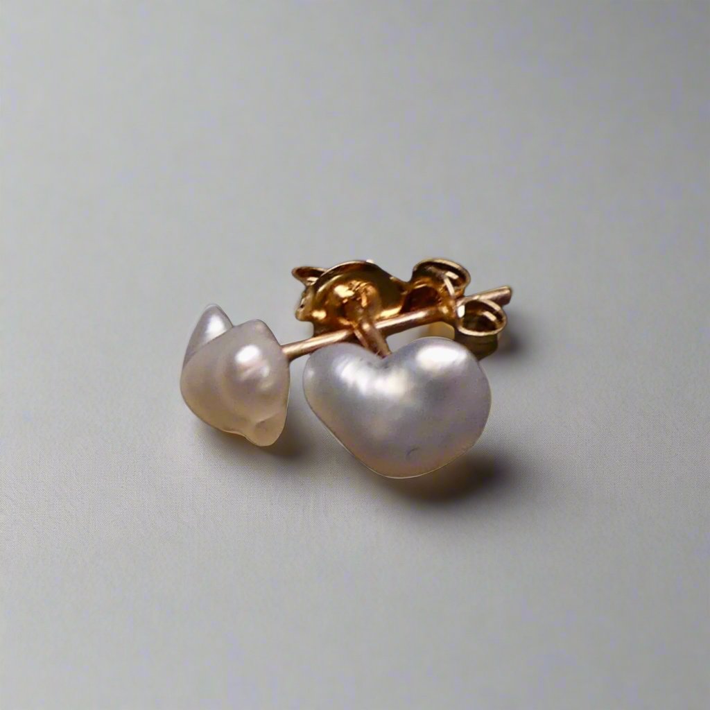 Elevate any outfit with our Elegant Keshi Pear 9k Gold Earrings. Crafted with expert precision and featuring stunningly unique Keshi pearls, these earrings are the perfect blend of timeless elegance and modern luxury. Add a touch of sophistication to your look.

Pearl- Keshi Saltwater Pearl

Setting- Handcrafted 9k Gold Stud Earrings

Handcrafted By Australian Artisans