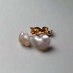 Elevate any outfit with our Elegant Keshi Pear 9k Gold Earrings. Crafted with expert precision and featuring stunningly unique Keshi pearls, these earrings are the perfect blend of timeless elegance and modern luxury. Add a touch of sophistication to your look.

Pearl- Keshi Saltwater Pearl

Setting- Handcrafted 9k Gold Stud Earrings

Handcrafted By Australian Artisans