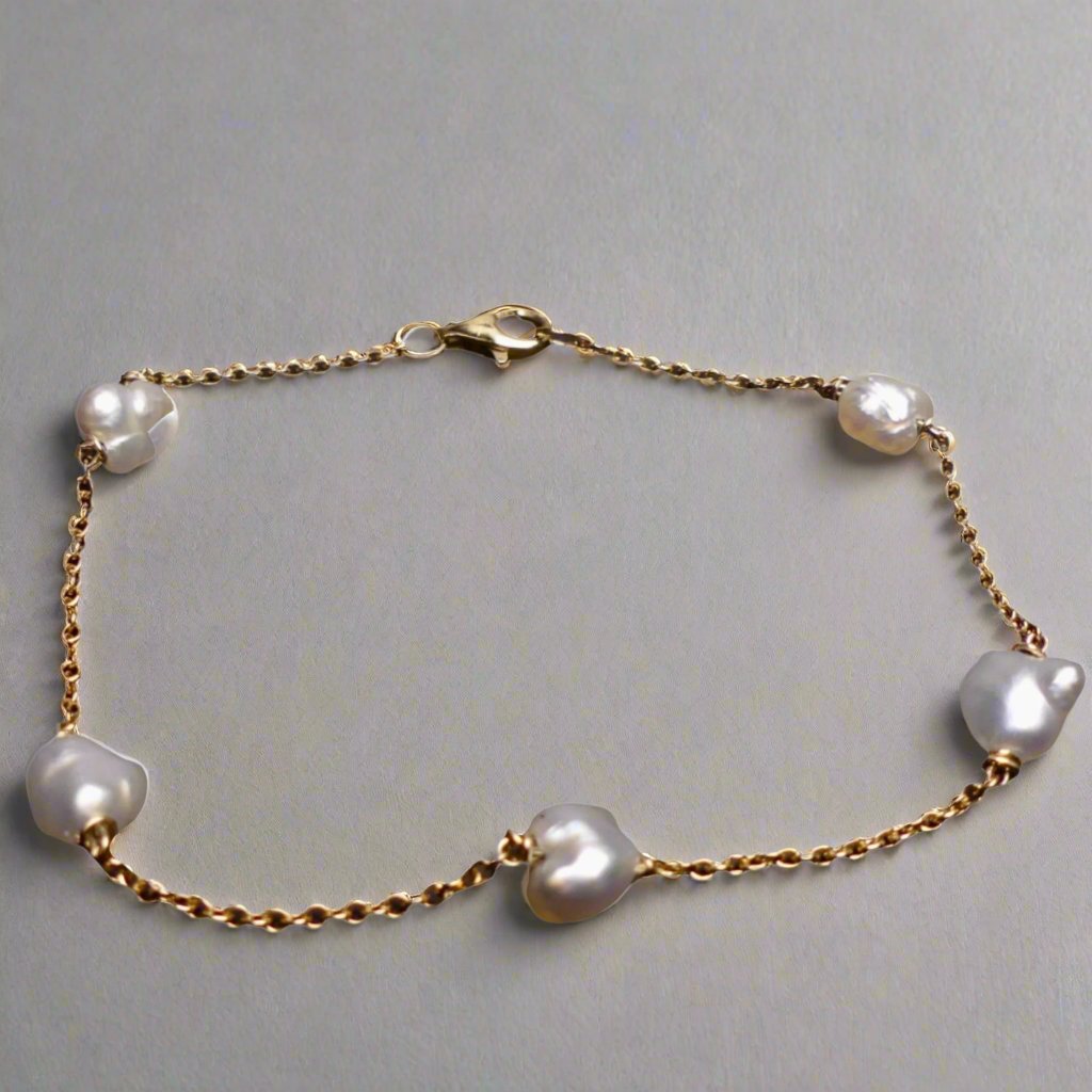 Expertly crafted with 9k gold and 5 Keshi pearls, our Elegant Keshi Pearl Bracelet exudes timeless sophistication. Each pearl's unique shape adds to the overall elegance of the piece, making it a perfect accessory for any occasion. Elevate your style with this exquisite bracelet.

Pearl- Keshi Saltwater Pearls

Setting- Handcrafted 9k Gold

Handcrafted By Australian Artisans