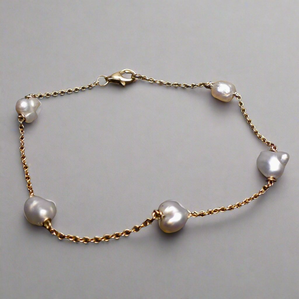 Expertly crafted with 9k gold and 5 Keshi pearls, our Elegant Keshi Pearl Bracelet exudes timeless sophistication. Each pearl's unique shape adds to the overall elegance of the piece, making it a perfect accessory for any occasion. Elevate your style with this exquisite bracelet.

Pearl- Keshi Saltwater Pearls

Setting- Handcrafted 9k Gold

Handcrafted By Australian Artisans