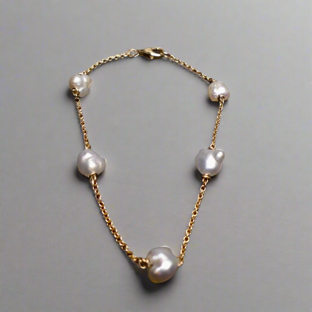 Expertly crafted with 9k gold and 5 Keshi pearls, our Elegant Keshi Pearl Bracelet exudes timeless sophistication. Each pearl's unique shape adds to the overall elegance of the piece, making it a perfect accessory for any occasion. Elevate your style with this exquisite bracelet.

Pearl- Keshi Saltwater Pearls

Setting- Handcrafted 9k Gold

Handcrafted By Australian Artisans