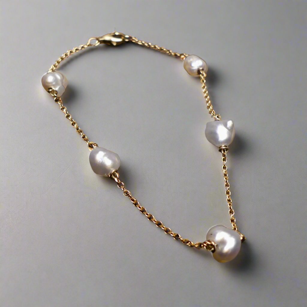 Expertly crafted with 9k gold and 5 Keshi pearls, our Elegant Keshi Pearl Bracelet exudes timeless sophistication. Each pearl's unique shape adds to the overall elegance of the piece, making it a perfect accessory for any occasion. Elevate your style with this exquisite bracelet.

Pearl- Keshi Saltwater Pearls

Setting- Handcrafted 9k Gold

Handcrafted By Australian Artisans