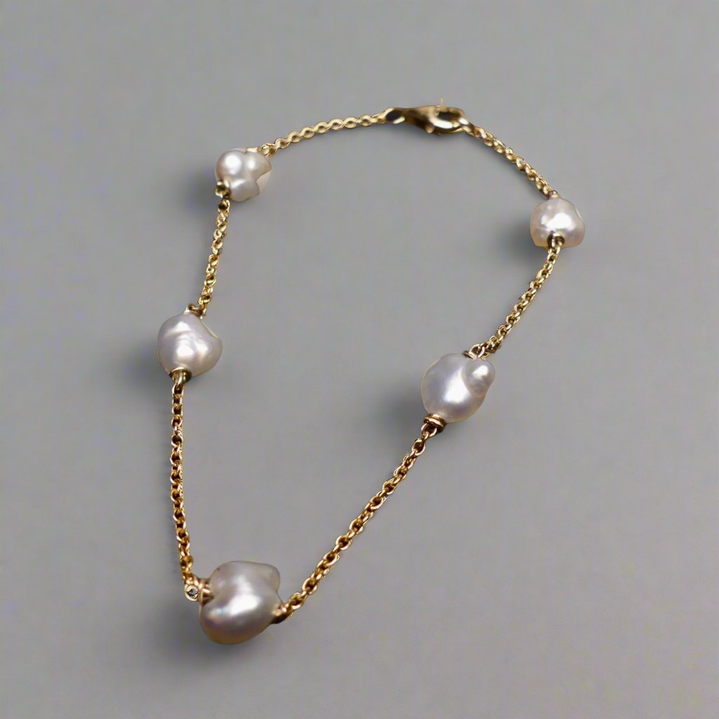 Expertly crafted with 9k gold and 5 Keshi pearls, our Elegant Keshi Pearl Bracelet exudes timeless sophistication. Each pearl's unique shape adds to the overall elegance of the piece, making it a perfect accessory for any occasion. Elevate your style with this exquisite bracelet.

Pearl- Keshi Saltwater Pearls

Setting- Handcrafted 9k Gold

Handcrafted By Australian Artisans