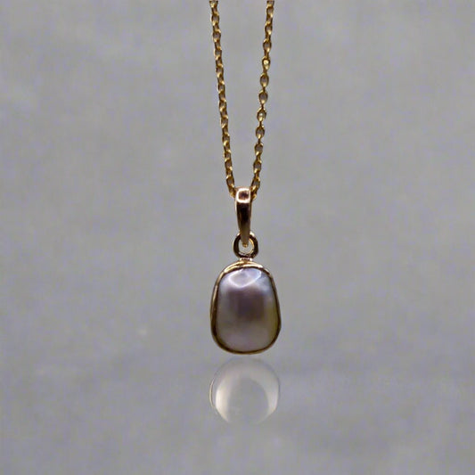 Elevate your style with our Stunning Keshi Pearl 9k Gold Pendant. Crafted with expert precision and adorned with a exquisite Keshi pearl, this pendant exudes elegance and sophistication. Made with high quality 9k gold, it's a timeless piece that adds a touch of luxury to any outfit.

Pearl- Keshi Saltwater Pearl

Setting- Handcrafted 9k gold

Chain- 9k Gold 45cm in length

Handcrafted By Australian Artisans
