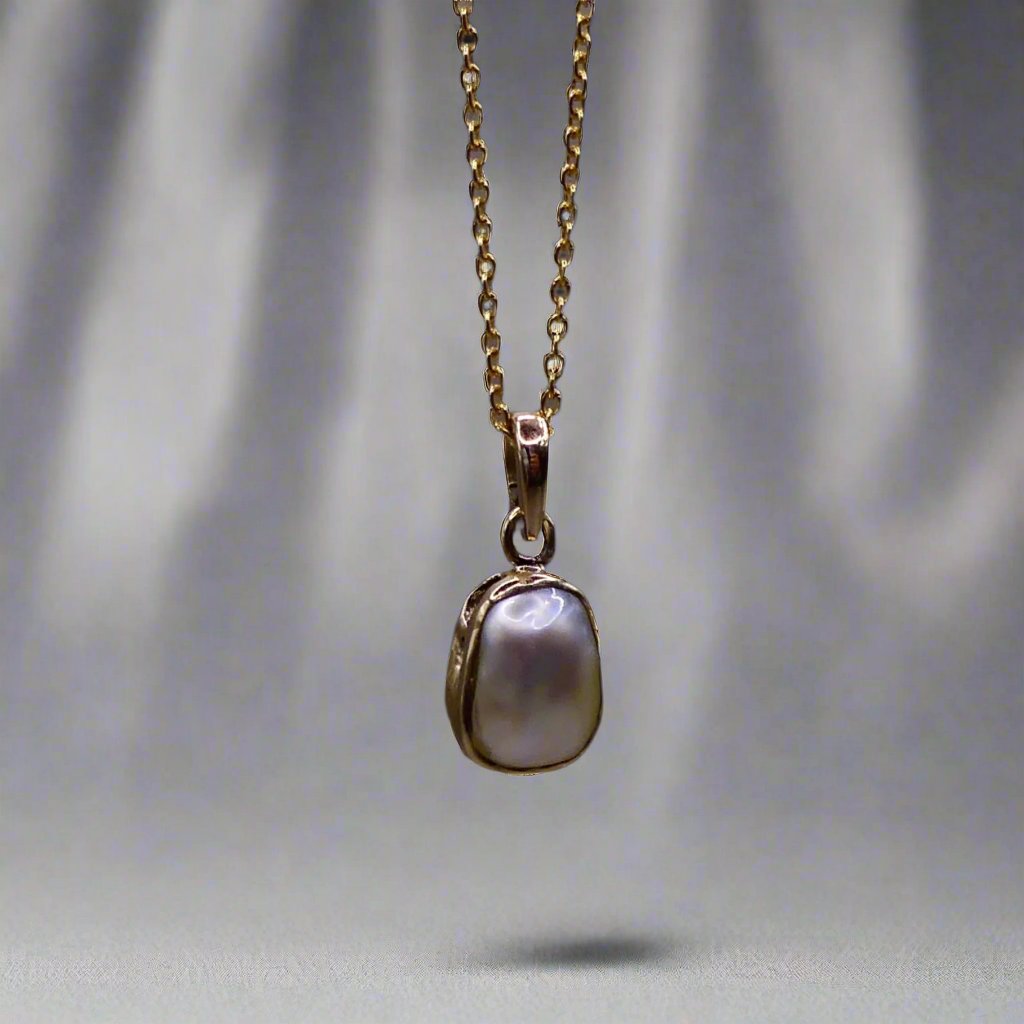 Elevate your style with our Stunning Keshi Pearl 9k Gold Pendant. Crafted with expert precision and adorned with a exquisite Keshi pearl, this pendant exudes elegance and sophistication. Made with high quality 9k gold, it's a timeless piece that adds a touch of luxury to any outfit.

Pearl- Keshi Saltwater Pearl

Setting- Handcrafted 9k gold

Chain- 9k Gold 45cm in length

Handcrafted By Australian Artisans