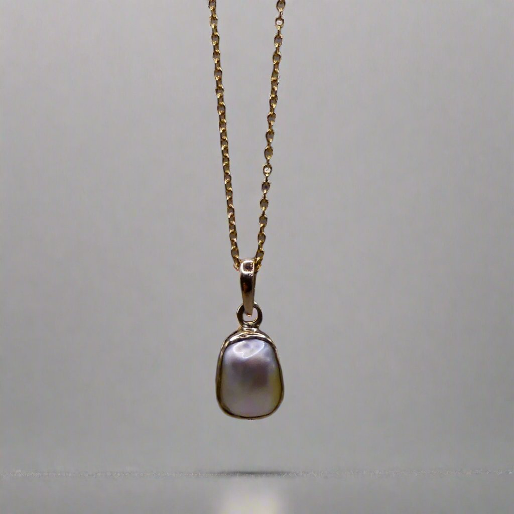 Elevate your style with our Stunning Keshi Pearl 9k Gold Pendant. Crafted with expert precision and adorned with a exquisite Keshi pearl, this pendant exudes elegance and sophistication. Made with high quality 9k gold, it's a timeless piece that adds a touch of luxury to any outfit.

Pearl- Keshi Saltwater Pearl

Setting- Handcrafted 9k gold

Chain- 9k Gold 45cm in length

Handcrafted By Australian Artisans