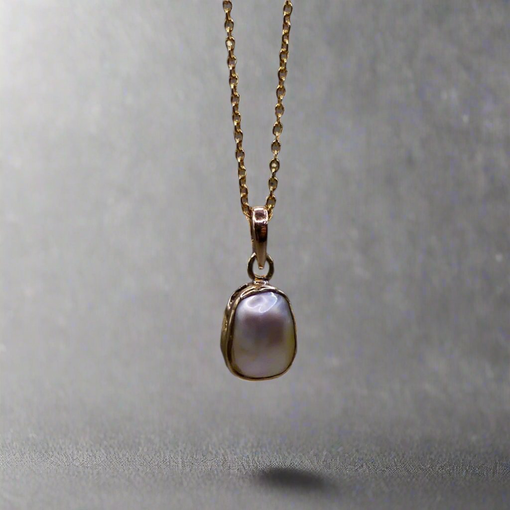 Elevate your style with our Stunning Keshi Pearl 9k Gold Pendant. Crafted with expert precision and adorned with a exquisite Keshi pearl, this pendant exudes elegance and sophistication. Made with high quality 9k gold, it's a timeless piece that adds a touch of luxury to any outfit.

Pearl- Keshi Saltwater Pearl

Setting- Handcrafted 9k gold

Chain- 9k Gold 45cm in length

Handcrafted By Australian Artisans