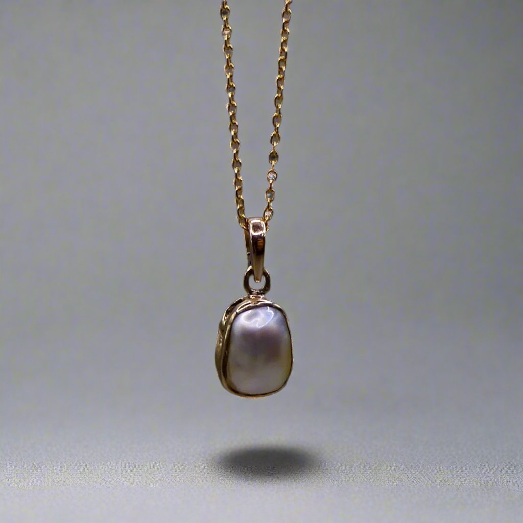 Elevate your style with our Stunning Keshi Pearl 9k Gold Pendant. Crafted with expert precision and adorned with a exquisite Keshi pearl, this pendant exudes elegance and sophistication. Made with high quality 9k gold, it's a timeless piece that adds a touch of luxury to any outfit.

Pearl- Keshi Saltwater Pearl

Setting- Handcrafted 9k gold

Chain- 9k Gold 45cm in length

Handcrafted By Australian Artisans