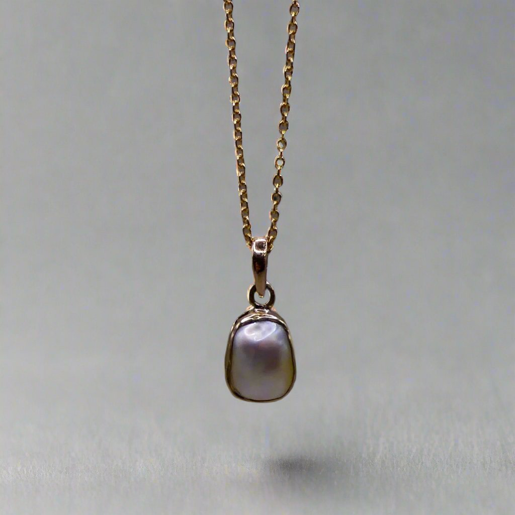 Elevate your style with our Stunning Keshi Pearl 9k Gold Pendant. Crafted with expert precision and adorned with a exquisite Keshi pearl, this pendant exudes elegance and sophistication. Made with high quality 9k gold, it's a timeless piece that adds a touch of luxury to any outfit.

Pearl- Keshi Saltwater Pearl

Setting- Handcrafted 9k gold

Chain- 9k Gold 45cm in length

Handcrafted By Australian Artisans