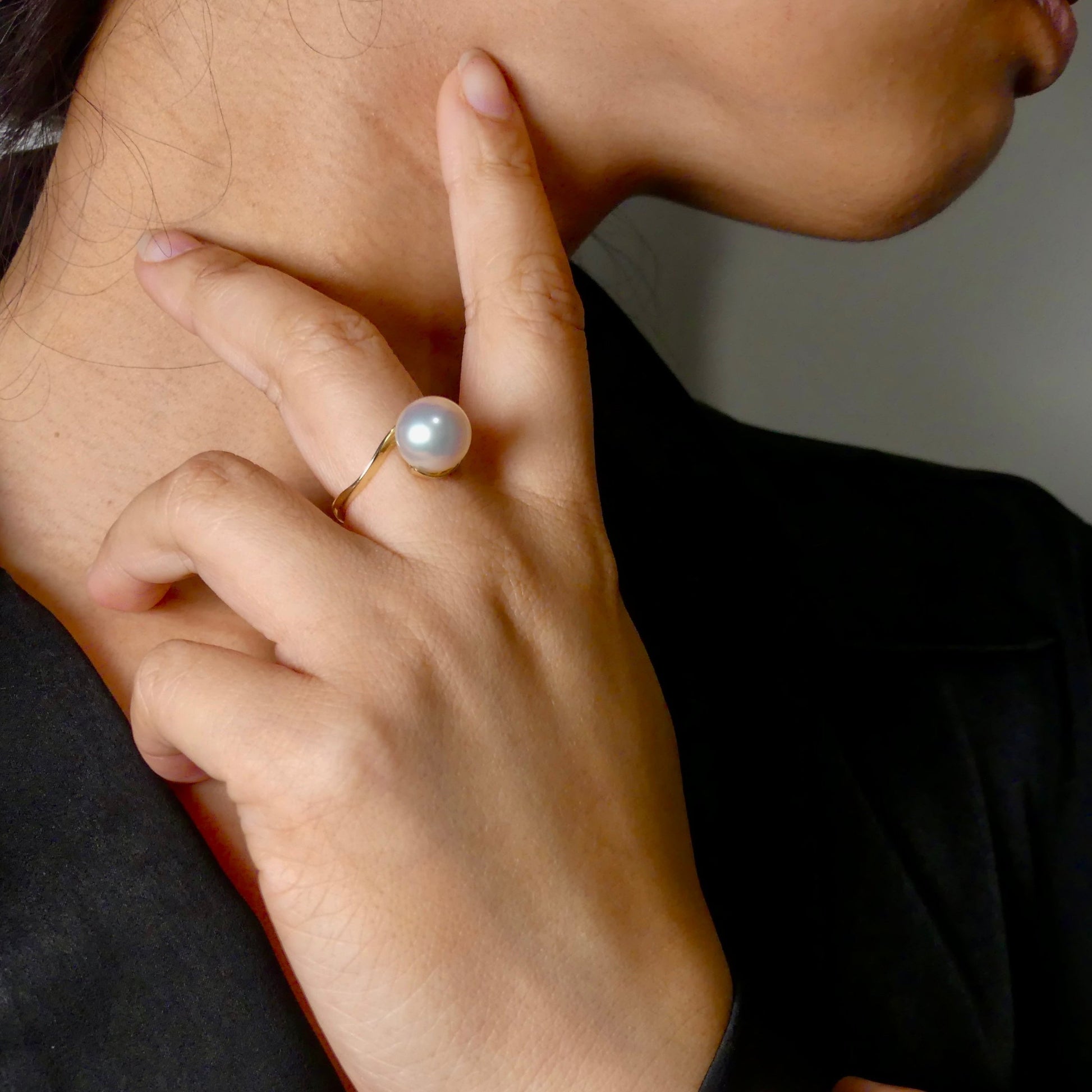 Expertly crafted and adorned with a lustrous South Sea pearl, this 14k gold ring exudes elegance and sophistication. Each pearl is hand-selected for its stunning size and natural colors, making each ring one-of-a-kind. Elevate any outfit with this timeless and luxurious piece.

Pearl- South Sea

Size- 11mm

Luster- AAA/AA

Setting- 14k Gold Handcrafted

Size- 7us

Handcrafted By Australian Artisans.
