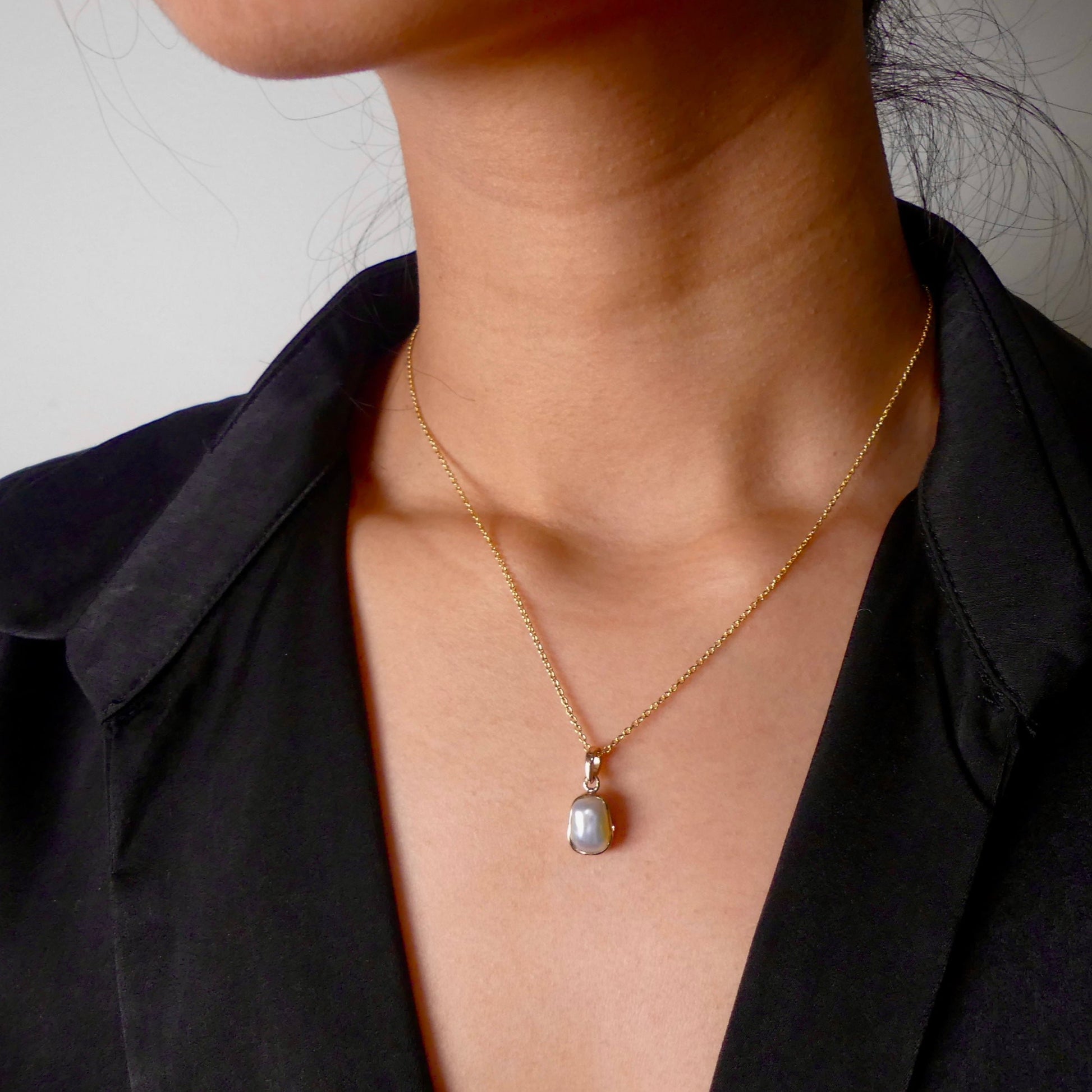 Elevate your style with our Stunning Keshi Pearl 9k Gold Pendant. Crafted with expert precision and adorned with a exquisite Keshi pearl, this pendant exudes elegance and sophistication. Made with high quality 9k gold, it's a timeless piece that adds a touch of luxury to any outfit.

Pearl- Keshi Saltwater Pearl

Setting- Handcrafted 9k gold

Chain- 9k Gold 45cm in length

Handcrafted By Australian Artisans