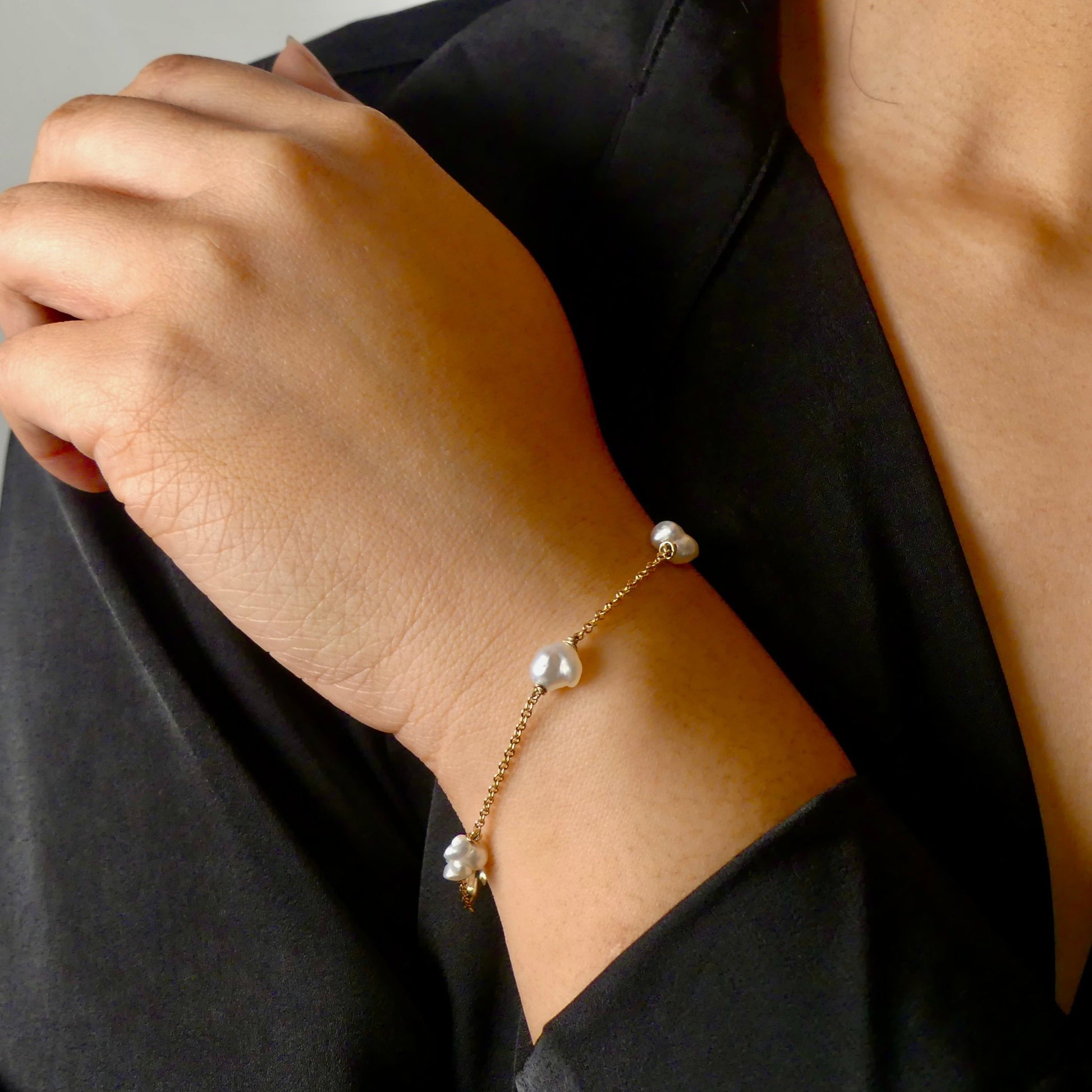 Expertly crafted with 9k gold and 5 Keshi pearls, our Elegant Keshi Pearl Bracelet exudes timeless sophistication. Each pearl's unique shape adds to the overall elegance of the piece, making it a perfect accessory for any occasion. Elevate your style with this exquisite bracelet.

Pearl- Keshi Saltwater Pearls

Setting- Handcrafted 9k Gold

Handcrafted By Australian Artisans