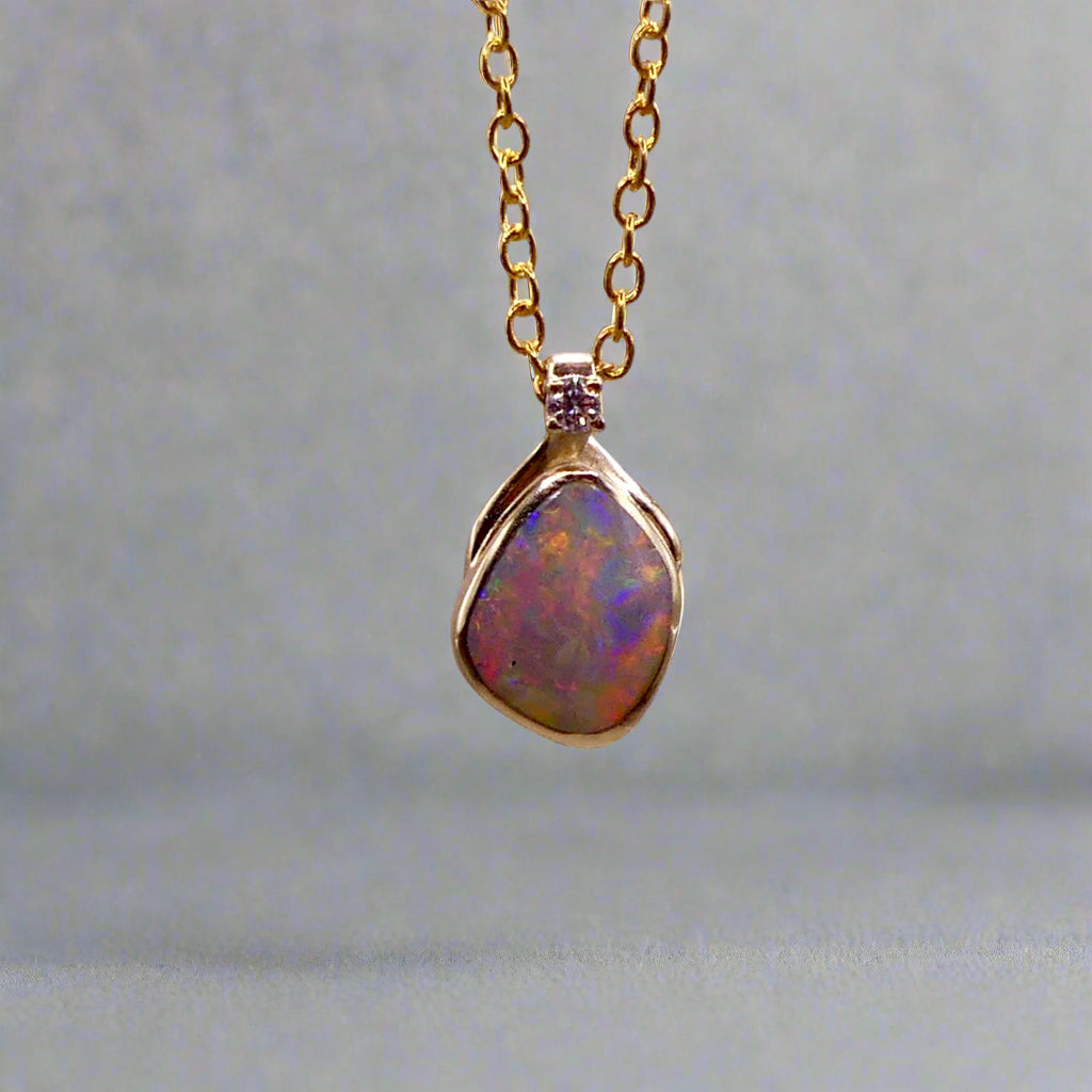 Expertly crafted with elegance, our 9k Gold Lightning Ridge Opal Pendant boasts a rare and stunning Lightning Ridge Opal, showcasing vibrant pastel colors.

Origin- Lightning Ridge Australia

Opal Weight- 1.1ct lightning Ridge Opal

Setting- 9K Gold

Accent Stone- Natural Diamond

Chain- 9k Gold cable chain, 45cm in length
