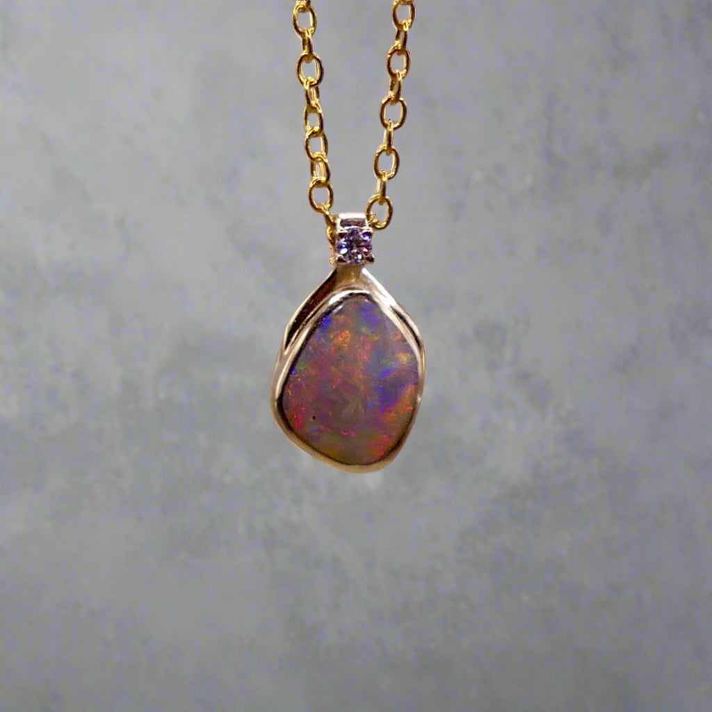 Expertly crafted with elegance, our 9k Gold Lightning Ridge Opal Pendant boasts a rare and stunning Lightning Ridge Opal, showcasing vibrant pastel colors.

Origin- Lightning Ridge Australia

Opal Weight- 1.1ct lightning Ridge Opal

Setting- 9K Gold

Accent Stone- Natural Diamond

Chain- 9k Gold cable chain, 45cm in length

