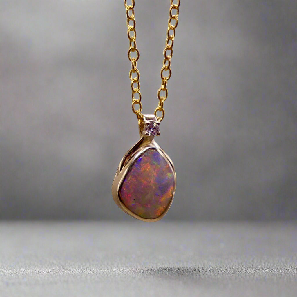 Expertly crafted with elegance, our 9k Gold Lightning Ridge Opal Pendant boasts a rare and stunning Lightning Ridge Opal, showcasing vibrant pastel colors.

Origin- Lightning Ridge Australia

Opal Weight- 1.1ct lightning Ridge Opal

Setting- 9K Gold

Accent Stone- Natural Diamond

Chain- 9k Gold cable chain, 45cm in length
