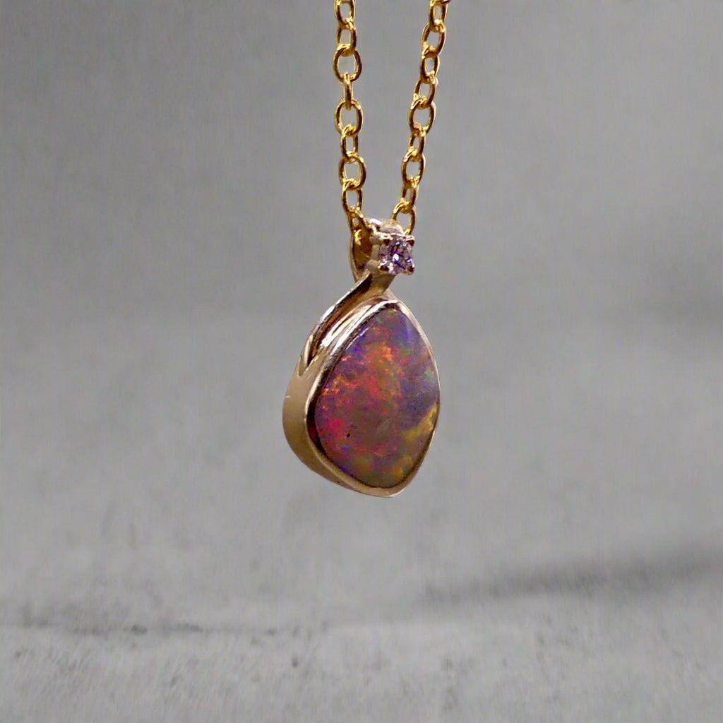 Expertly crafted with elegance, our 9k Gold Lightning Ridge Opal Pendant boasts a rare and stunning Lightning Ridge Opal, showcasing vibrant pastel colors.

Origin- Lightning Ridge Australia

Opal Weight- 1.1ct lightning Ridge Opal

Setting- 9K Gold

Accent Stone- Natural Diamond

Chain- 9k Gold cable chain, 45cm in length
