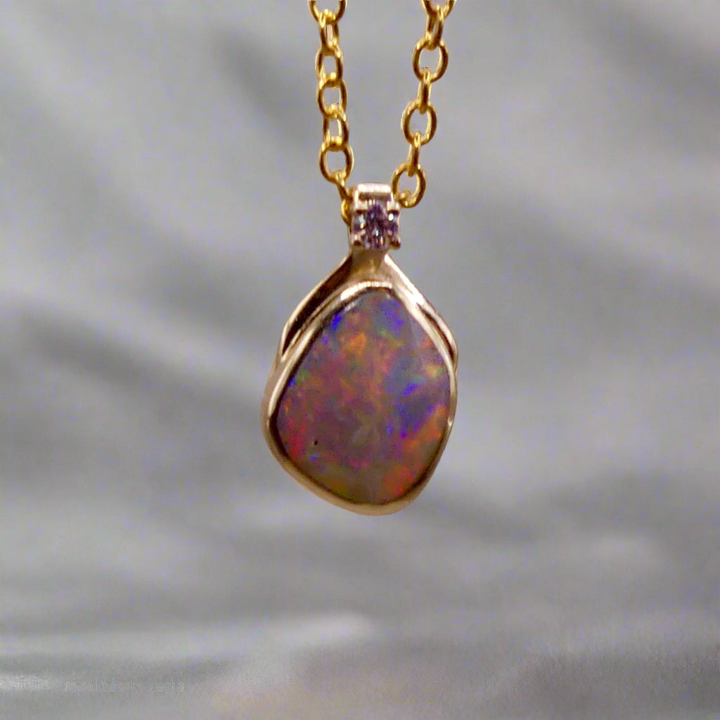 Expertly crafted with elegance, our 9k Gold Lightning Ridge Opal Pendant boasts a rare and stunning Lightning Ridge Opal, showcasing vibrant pastel colors.

Origin- Lightning Ridge Australia

Opal Weight- 1.1ct lightning Ridge Opal

Setting- 9K Gold

Accent Stone- Natural Diamond

Chain- 9k Gold cable chain, 45cm in length
