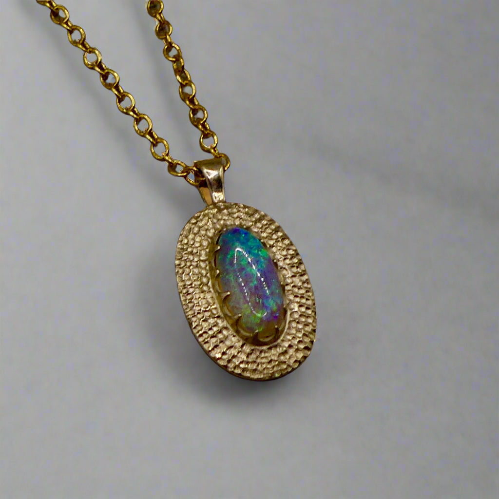 Experience the mesmerizing beauty of this 9k Gold Lightning Ridge Opal Pendant. Crafted with stunning crystal opal from the renowned Lightning Ridge mines, this pendant showcases a stunning array of blue and green hues.

Origin- Lightning Ridge Australia

Opal weight- 0.95ct Lightning Ridge Crystal Opal

Setting- 9K Gold

Chain- 9K gold cable chain, 45cm in length