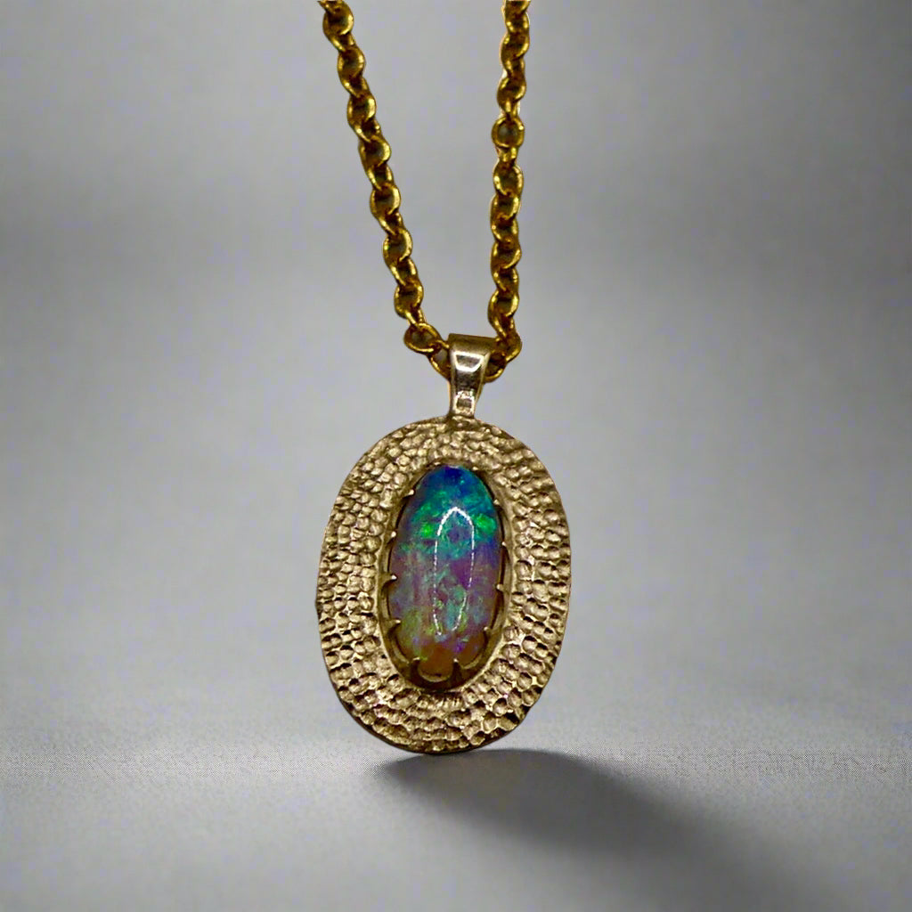 Experience the mesmerizing beauty of this 9k Gold Lightning Ridge Opal Pendant. Crafted with stunning crystal opal from the renowned Lightning Ridge mines, this pendant showcases a stunning array of blue and green hues.

Origin- Lightning Ridge Australia

Opal weight- 0.95ct Lightning Ridge Crystal Opal

Setting- 9K Gold

Chain- 9K gold cable chain, 45cm in length