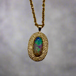 Experience the mesmerizing beauty of this 9k Gold Lightning Ridge Opal Pendant. Crafted with stunning crystal opal from the renowned Lightning Ridge mines, this pendant showcases a stunning array of blue and green hues.

Origin- Lightning Ridge Australia

Opal weight- 0.95ct Lightning Ridge Crystal Opal

Setting- 9K Gold

Chain- 9K gold cable chain, 45cm in length