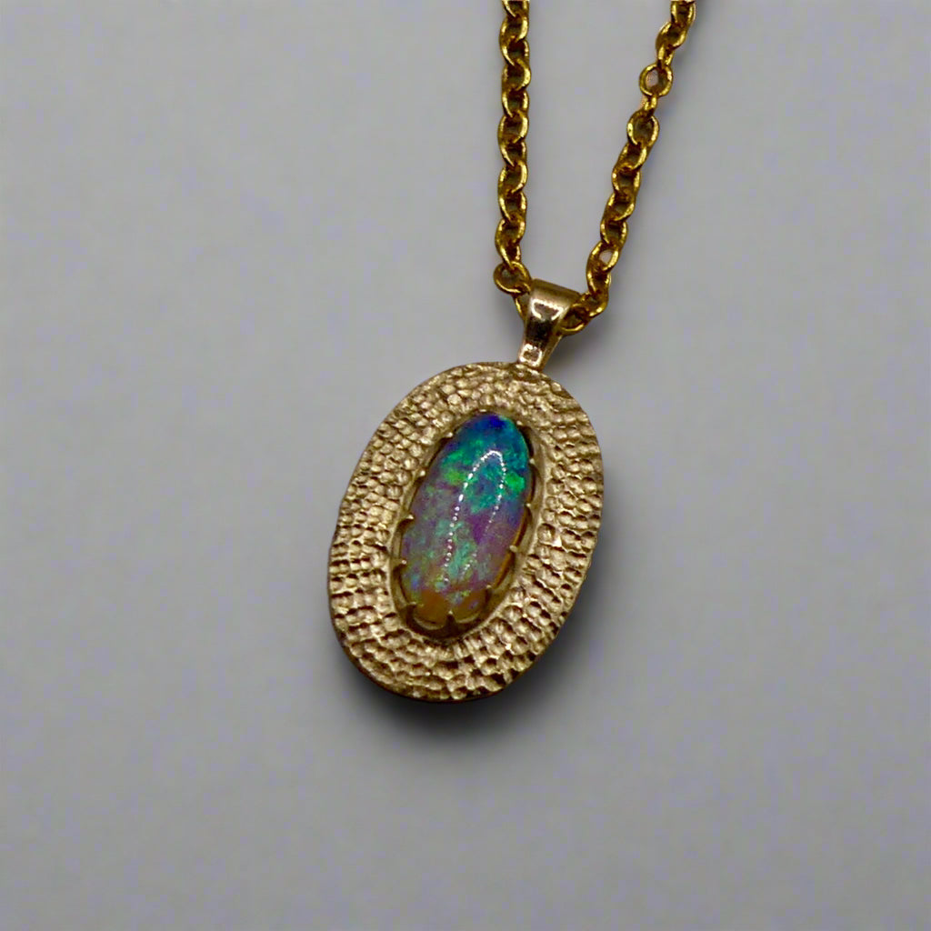 Experience the mesmerizing beauty of this 9k Gold Lightning Ridge Opal Pendant. Crafted with stunning crystal opal from the renowned Lightning Ridge mines, this pendant showcases a stunning array of blue and green hues.

Origin- Lightning Ridge Australia

Opal weight- 0.95ct Lightning Ridge Crystal Opal

Setting- 9K Gold

Chain- 9K gold cable chain, 45cm in length