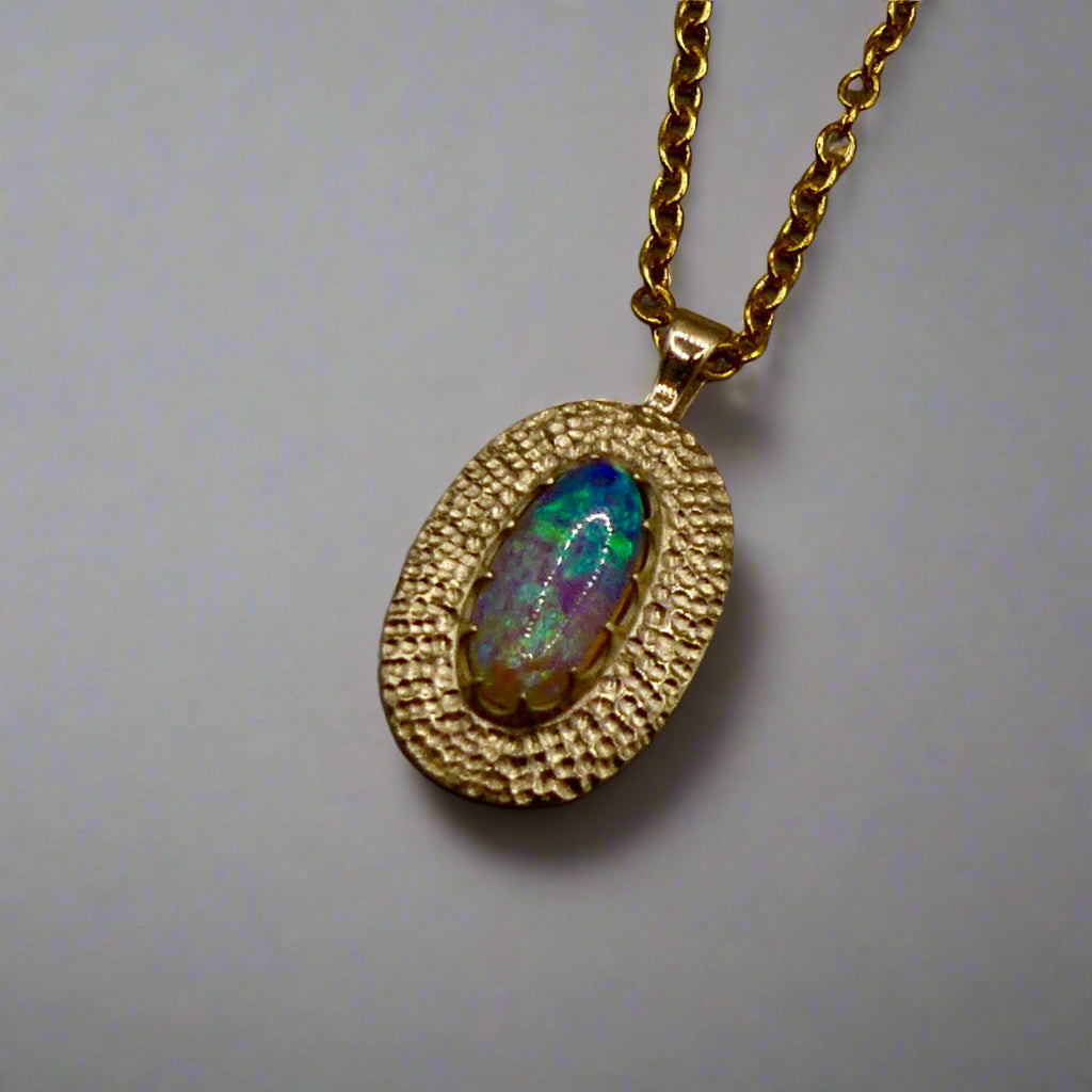 Experience the mesmerizing beauty of this 9k Gold Lightning Ridge Opal Pendant. Crafted with stunning crystal opal from the renowned Lightning Ridge mines, this pendant showcases a stunning array of blue and green hues.

Origin- Lightning Ridge Australia

Opal weight- 0.95ct Lightning Ridge Crystal Opal

Setting- 9K Gold

Chain- 9K gold cable chain, 45cm in length