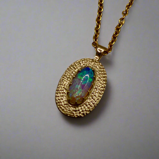 Experience the mesmerizing beauty of this 9k Gold Lightning Ridge Opal Pendant. Crafted with stunning crystal opal from the renowned Lightning Ridge mines, this pendant showcases a stunning array of blue and green hues.

Origin- Lightning Ridge Australia

Opal weight- 0.95ct Lightning Ridge Crystal Opal

Setting- 9K Gold

Chain- 9K gold cable chain, 45cm in length