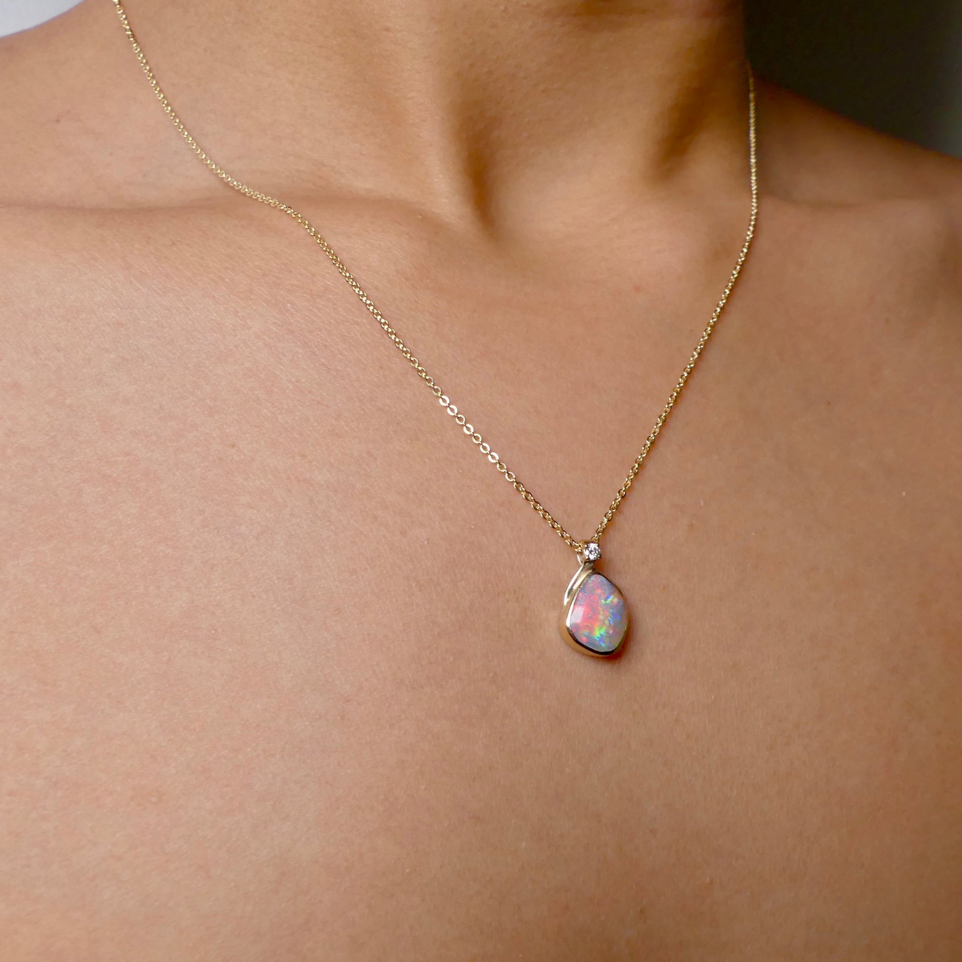 Expertly crafted with elegance, our 9k Gold Lightning Ridge Opal Pendant boasts a rare and stunning Lightning Ridge Opal, showcasing vibrant pastel colors.

Origin- Lightning Ridge Australia

Opal Weight- 1.1ct lightning Ridge Opal

Setting- 9K Gold

Accent Stone- Natural Diamond

Chain- 9k Gold cable chain, 45cm in length
