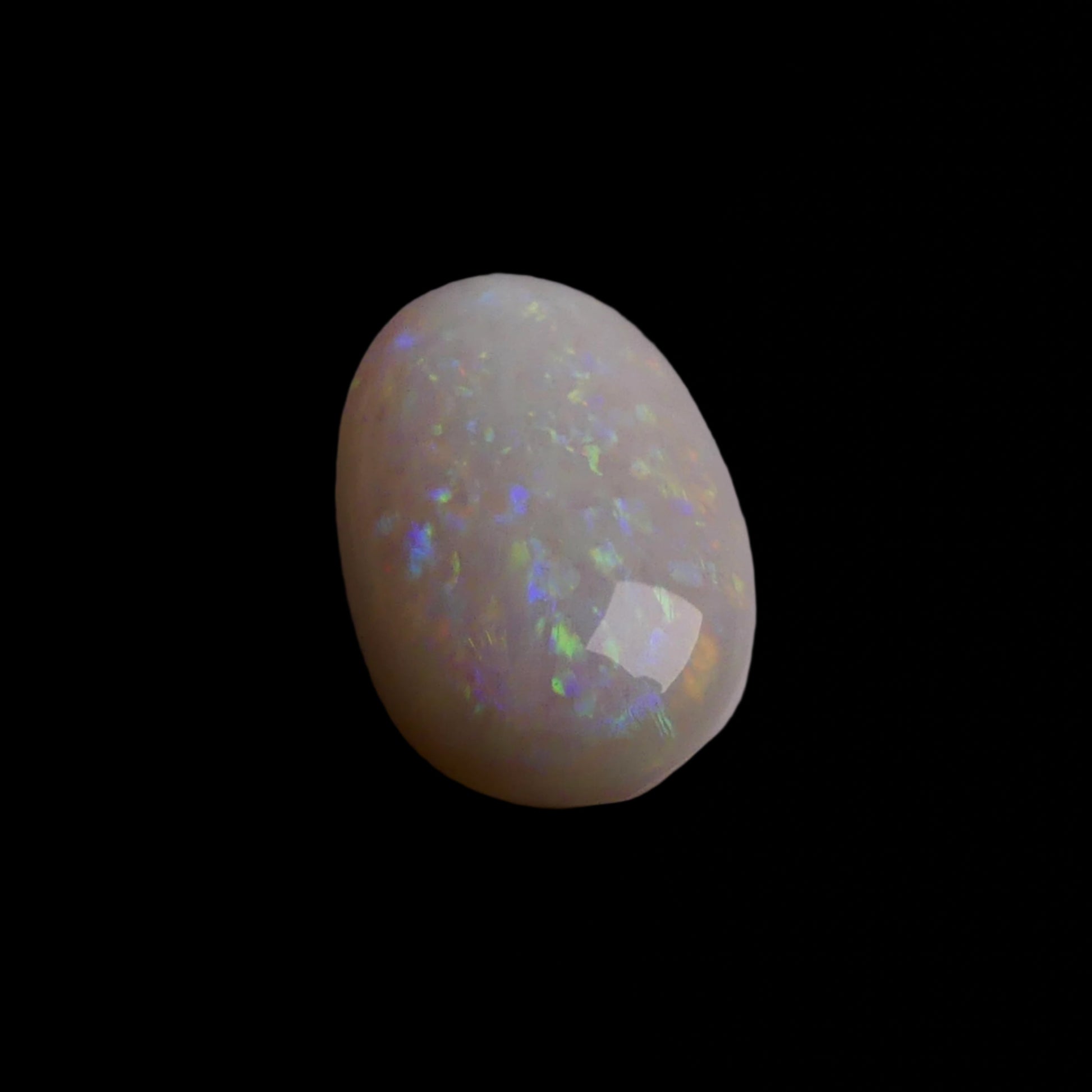 This 4.4-carat Coober Pedy opal displays a vibrant spectrum of colors, hallmark traits of this prestigious Australian opal. Expertly cut to highlight its natural brilliance, it offers a rare combination of size and quality.